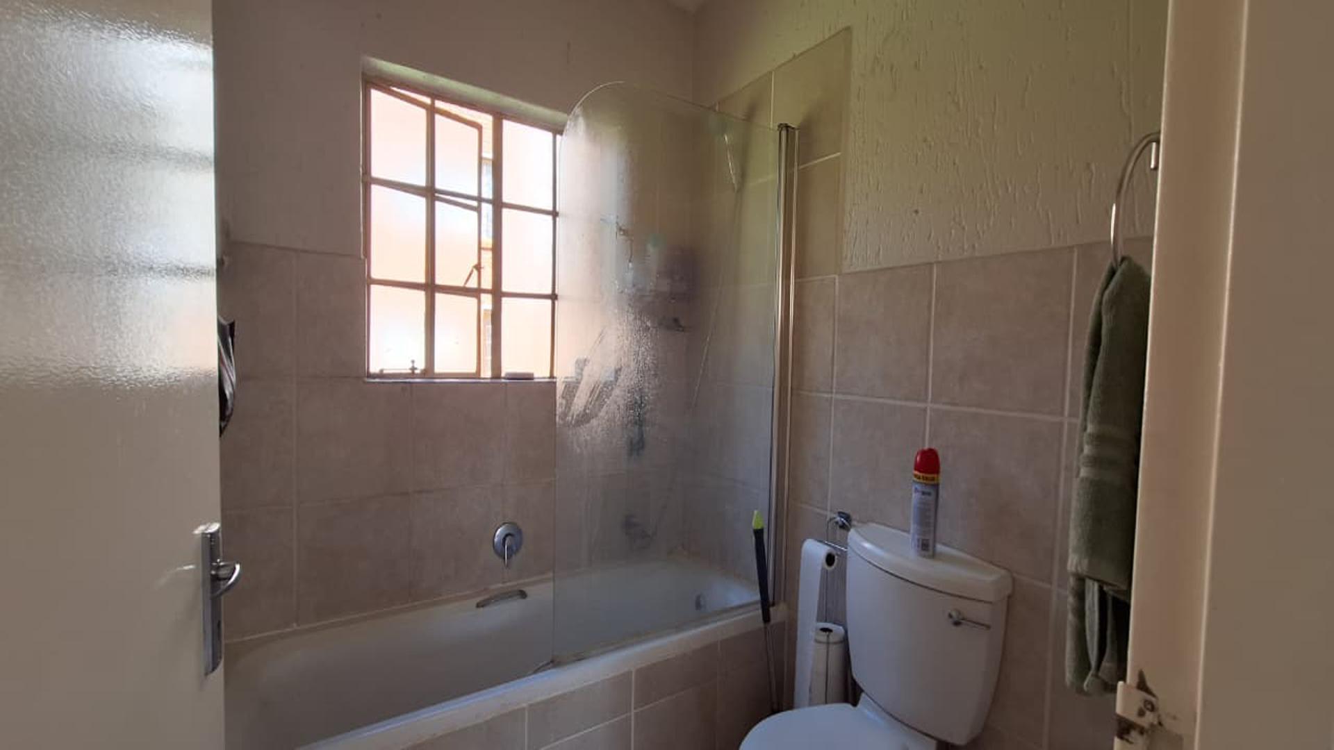 Bathroom 1 - 5 square meters of property in Hughes