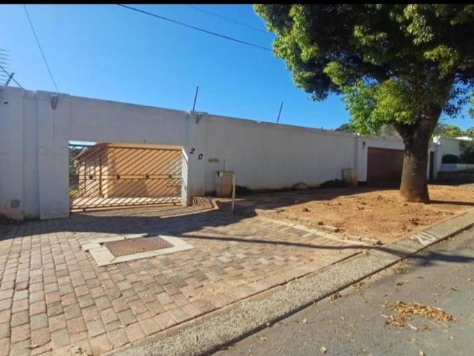 4 Bedroom House for Sale For Sale in Oakdene - MR712094