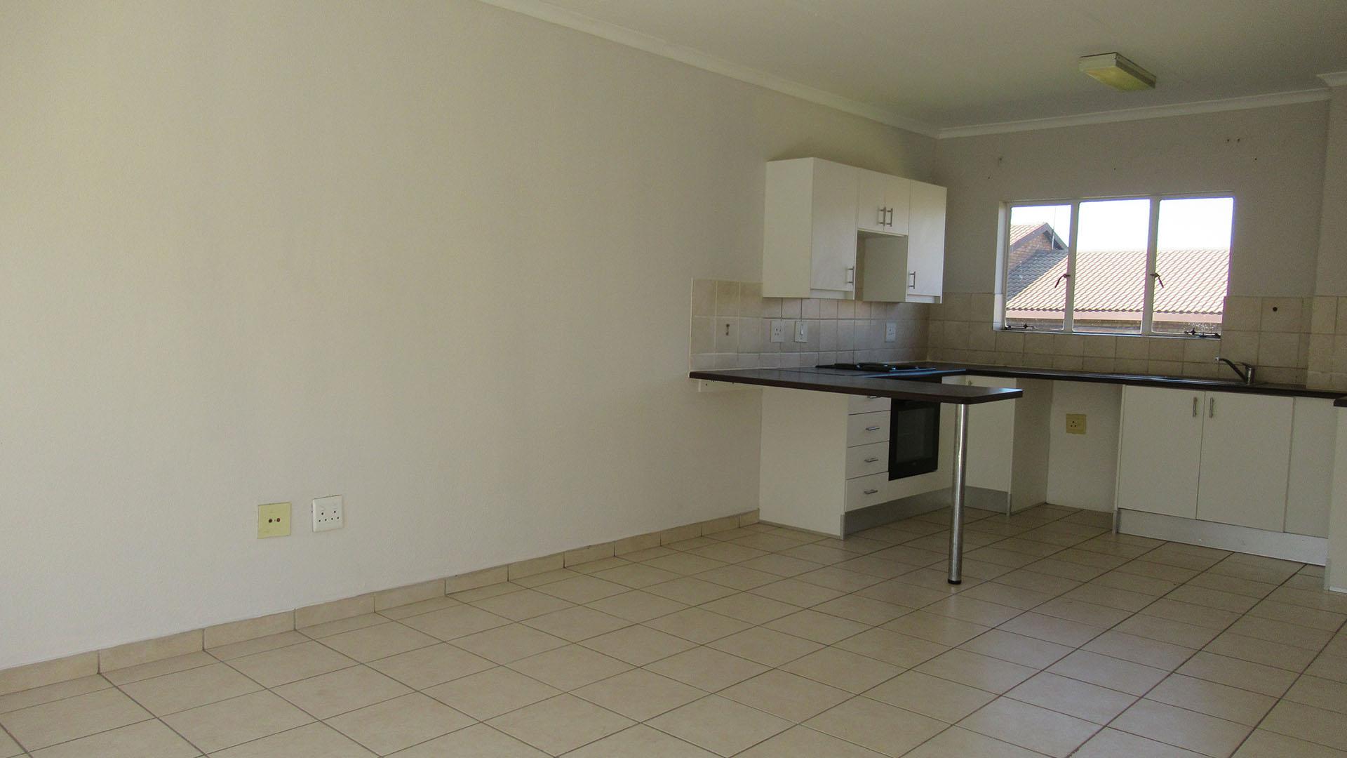 Lounges - 21 square meters of property in Meredale