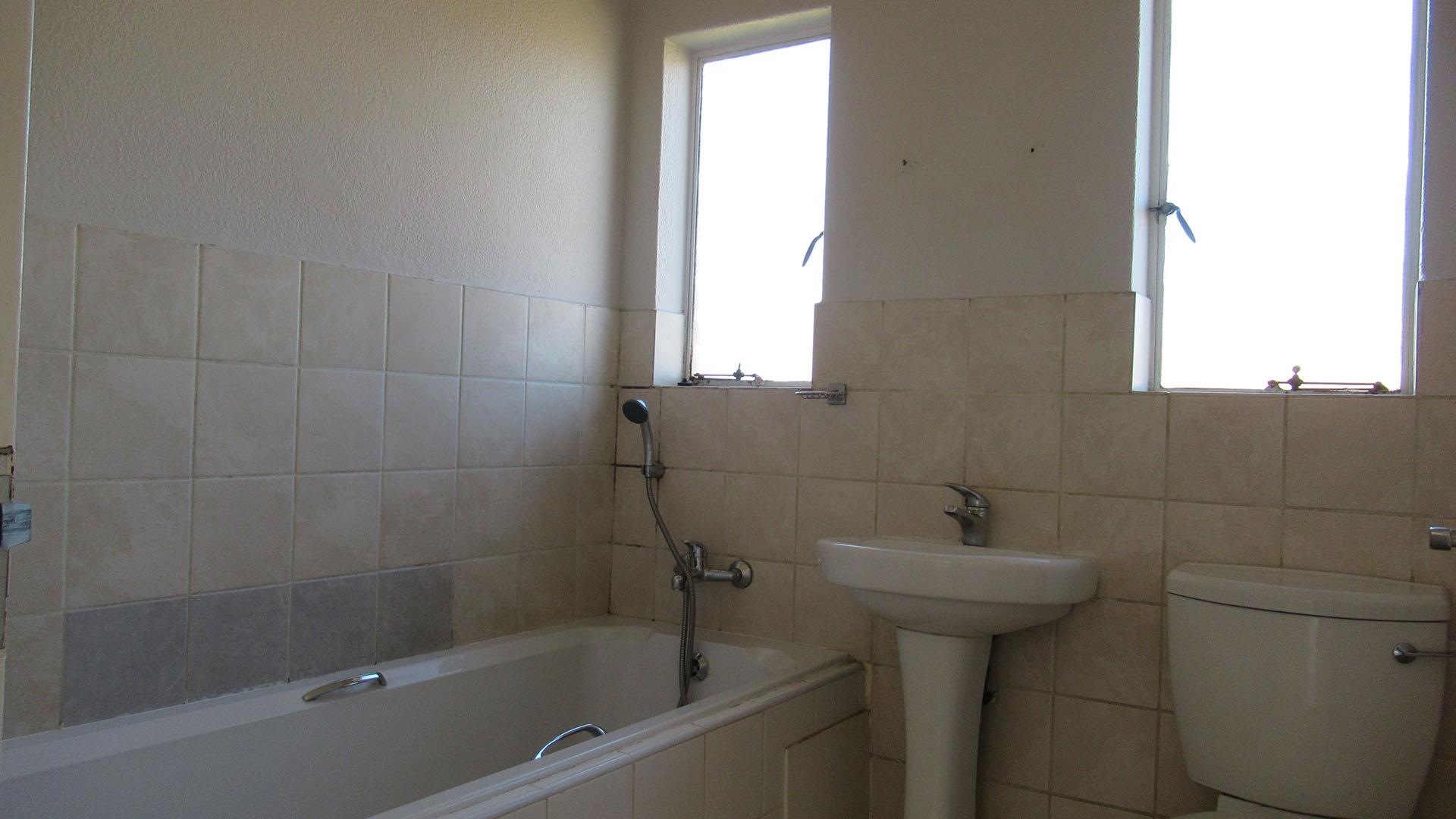 Bathroom 1 - 5 square meters of property in Meredale