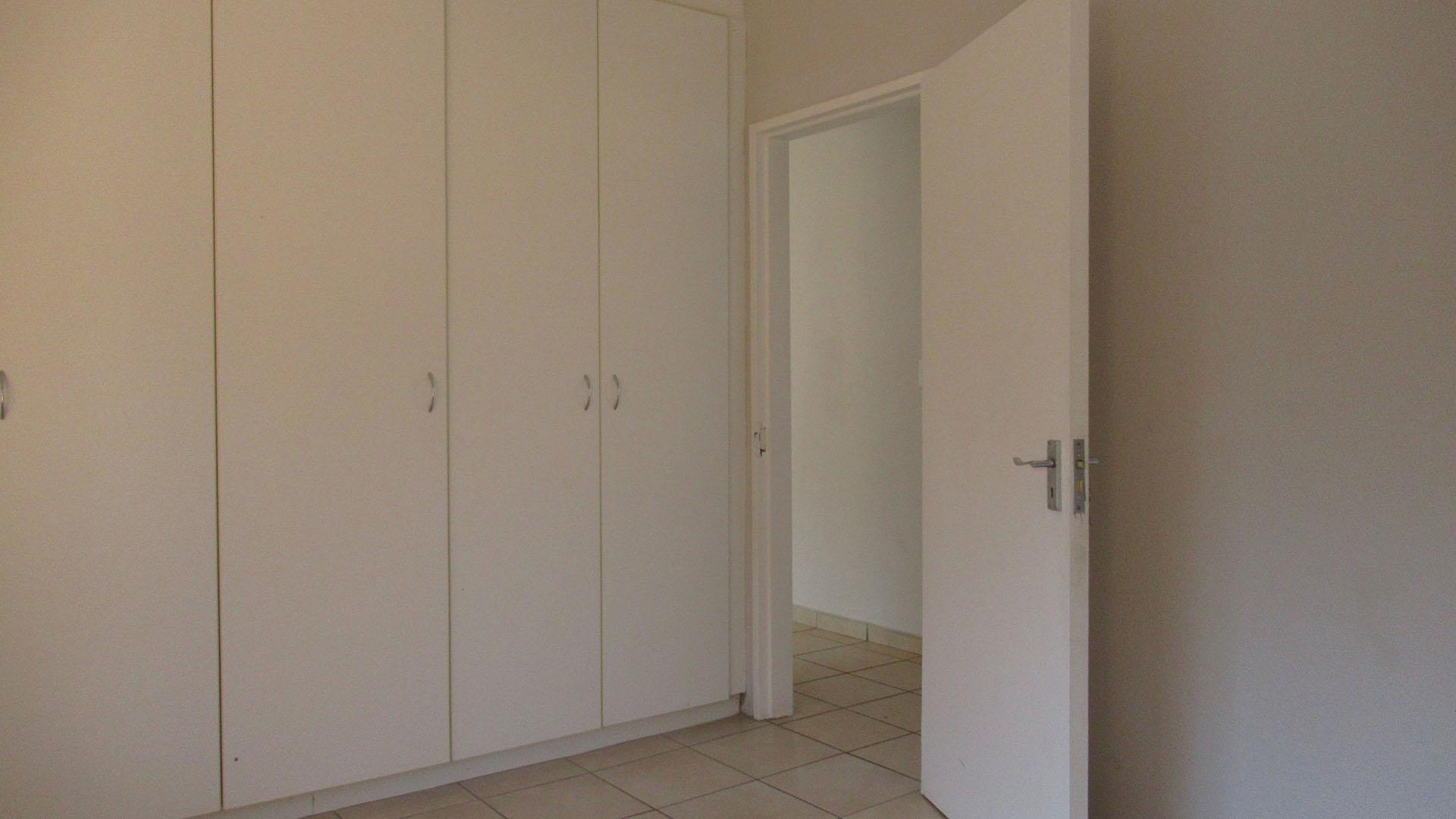 Bed Room 2 - 15 square meters of property in Meredale