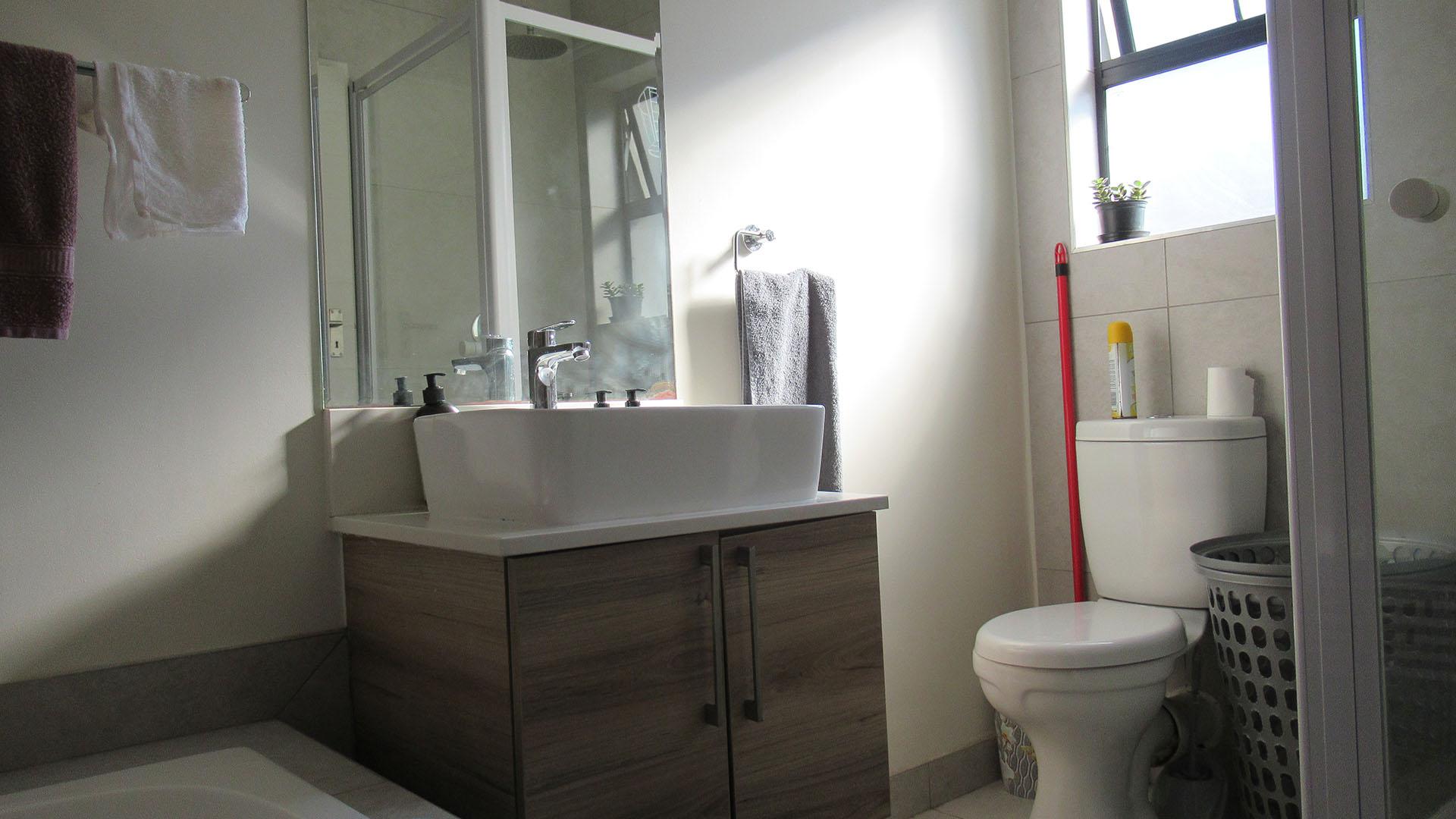 Bathroom 1 - 6 square meters of property in Longlake 