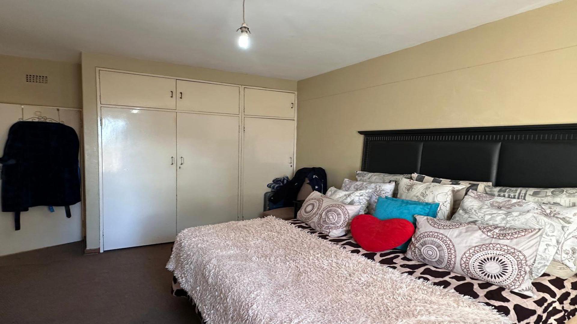 Bed Room 1 - 14 square meters of property in Malvern