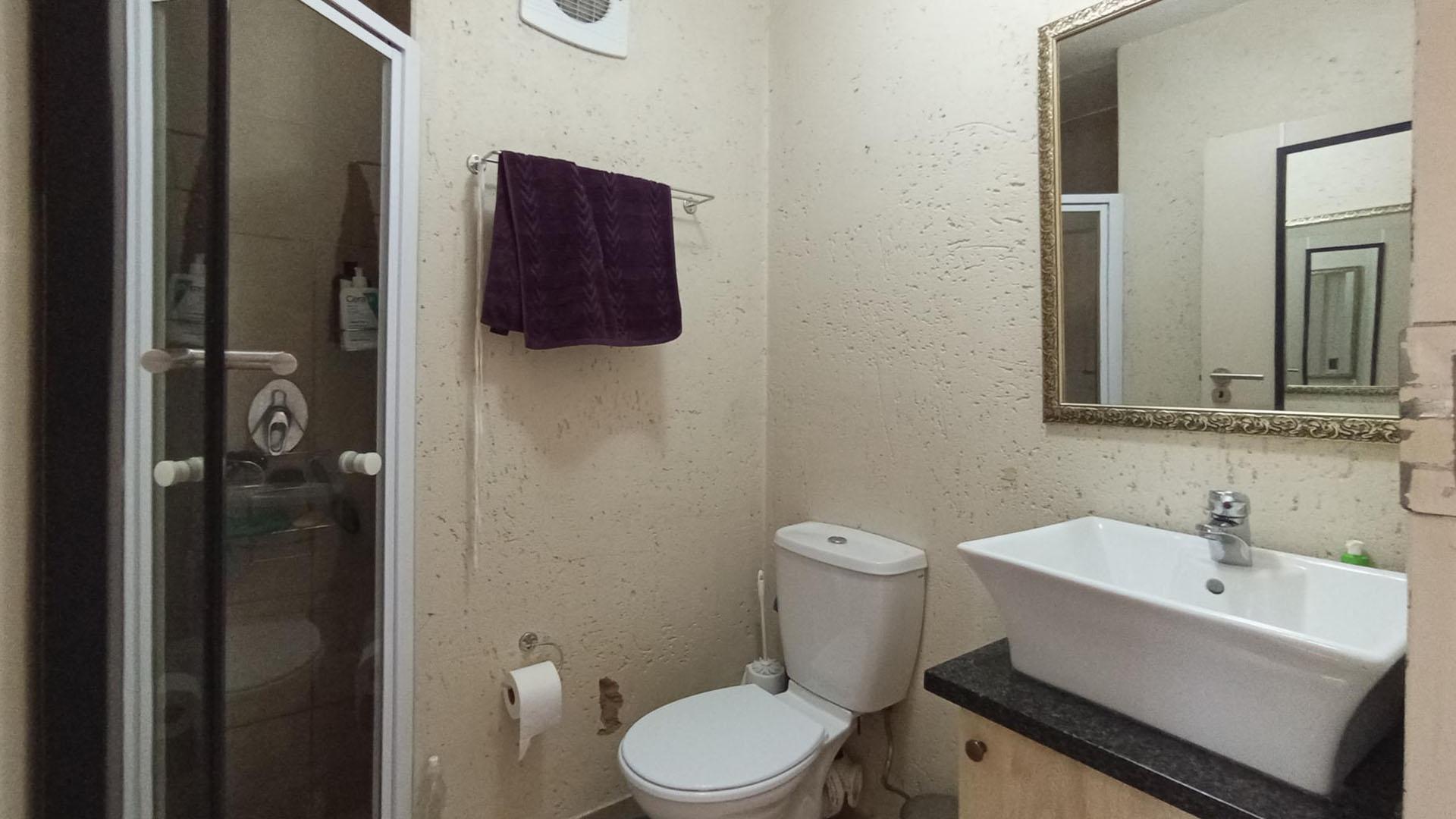 Bathroom 1 - 4 square meters of property in Hillcrest