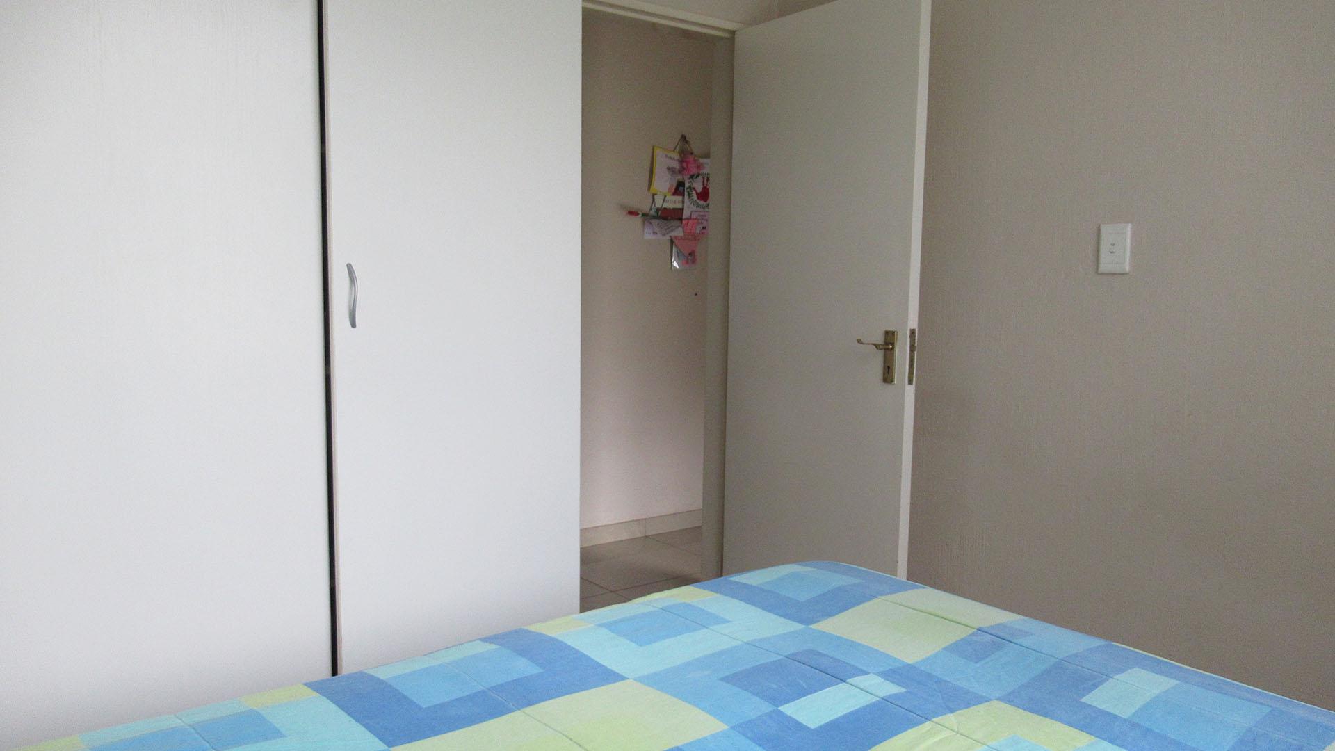 Bed Room 1 - 11 square meters of property in Laser Park