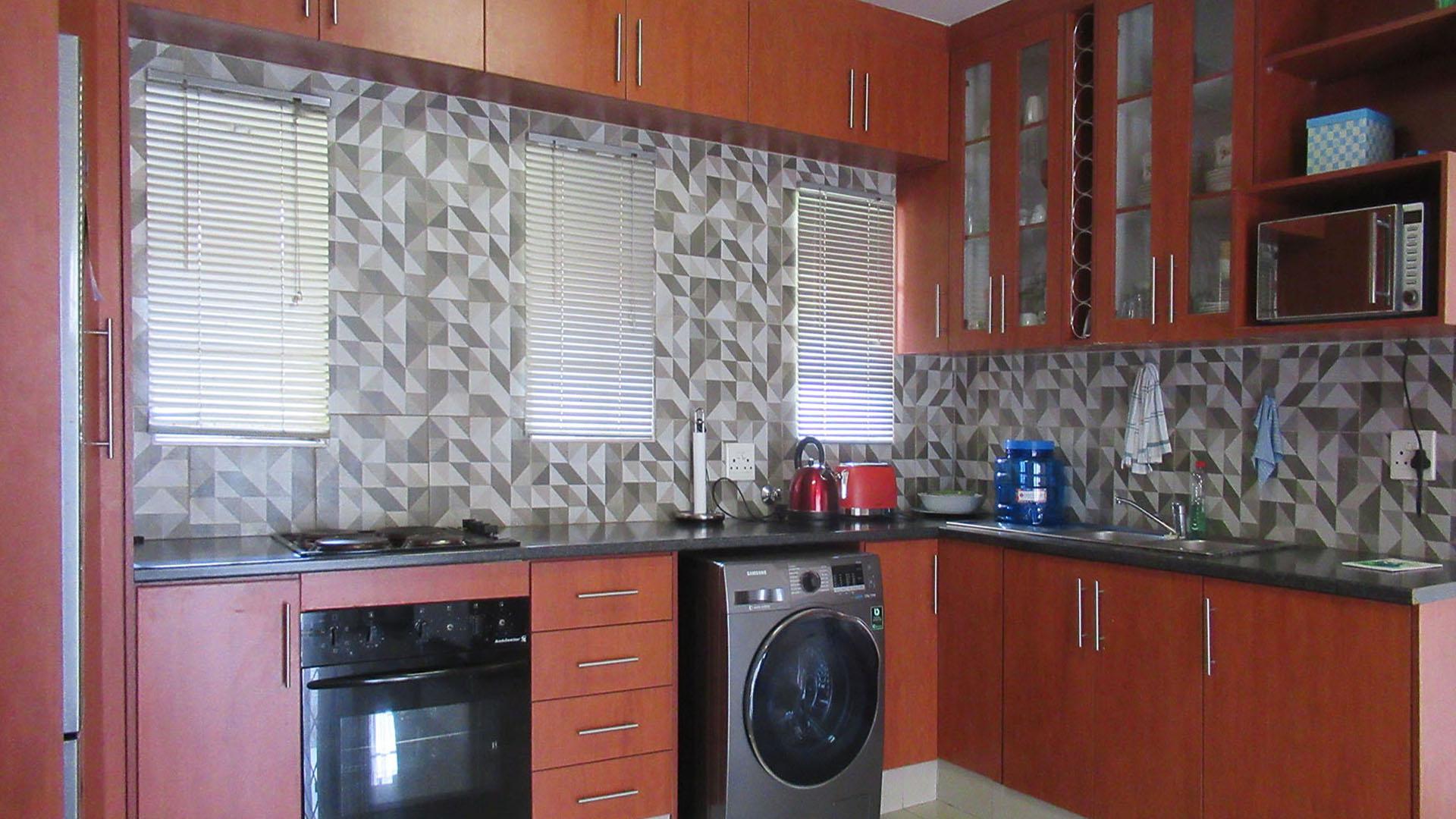 Kitchen - 11 square meters of property in Laser Park