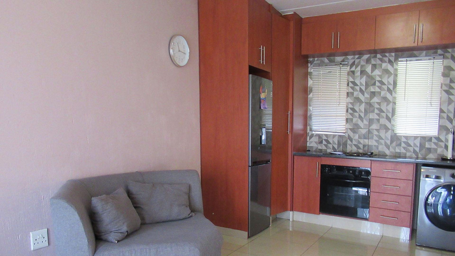 Lounges - 11 square meters of property in Laser Park