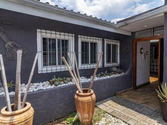 4 Bedroom House for Sale For Sale in Brackendowns - MR712263