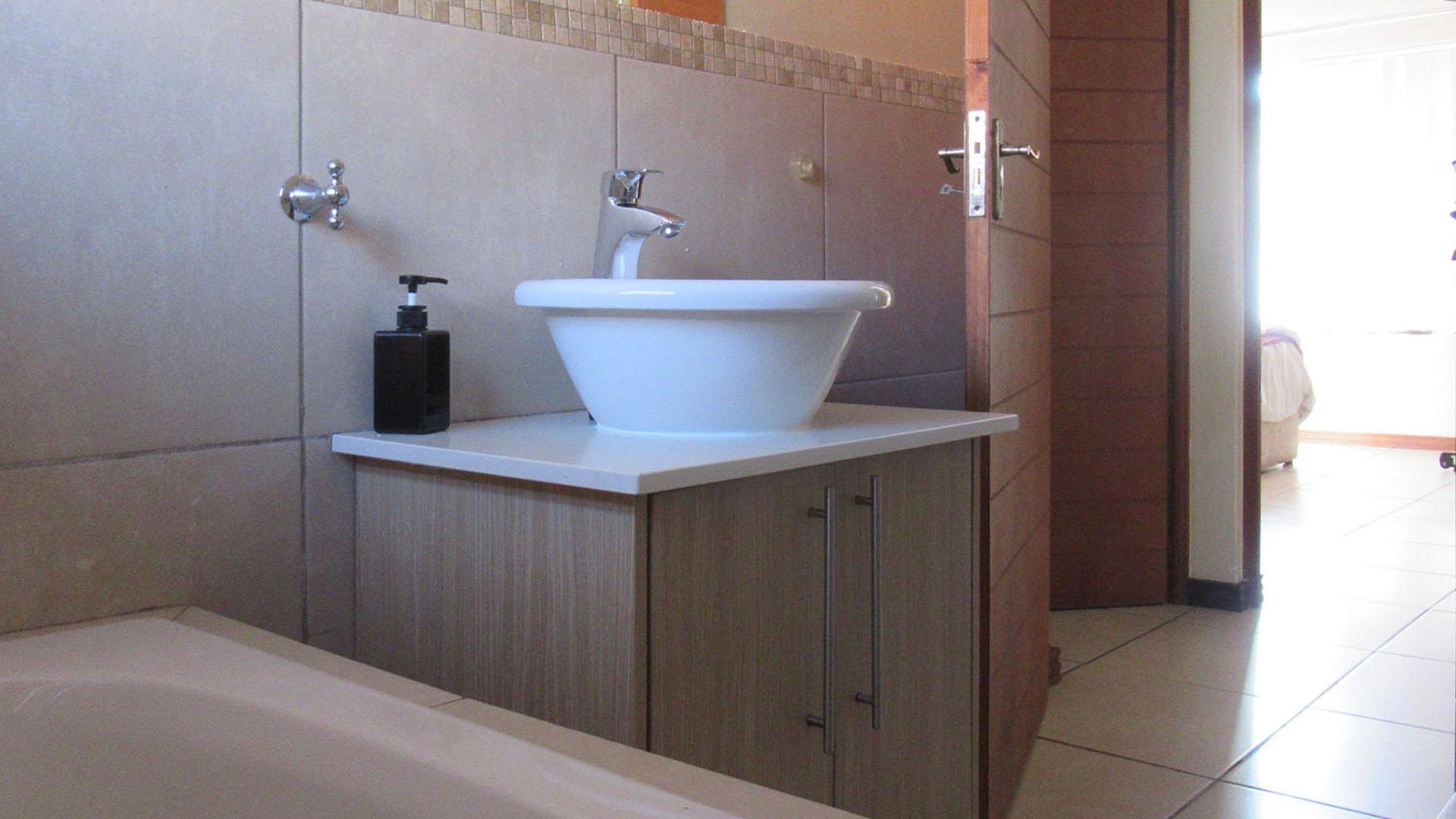 Bathroom 1 of property in Comet