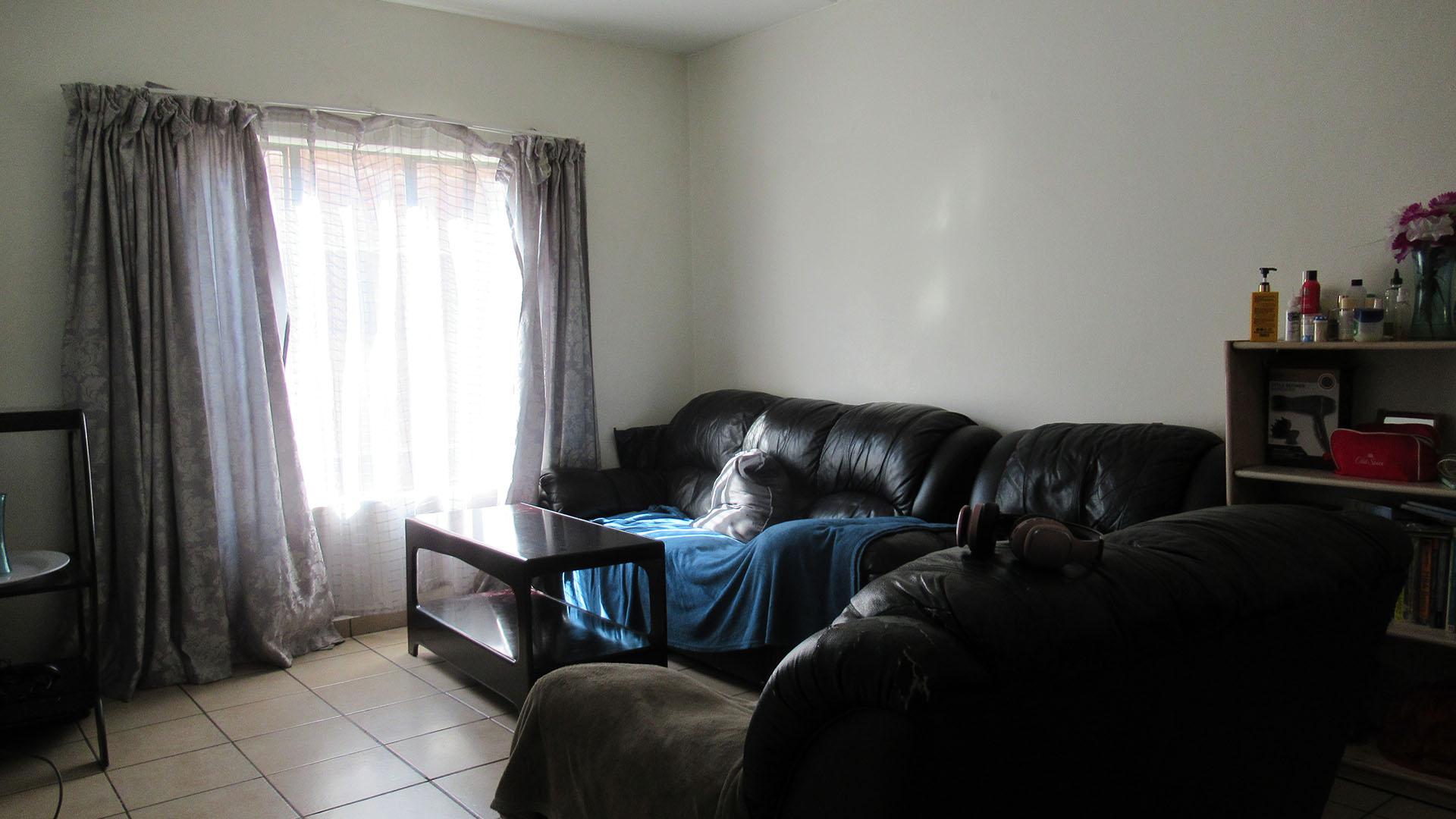 Lounges - 20 square meters of property in Grand Central