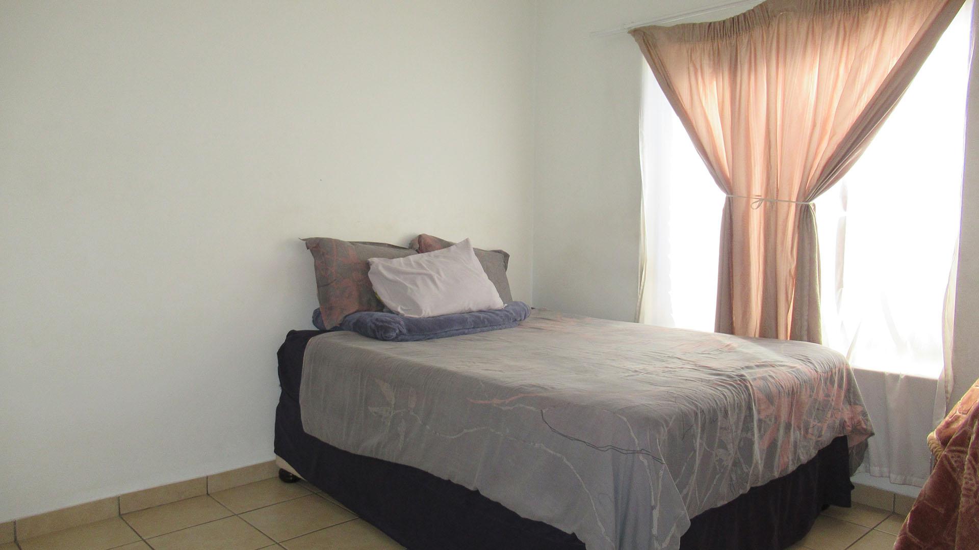 Bed Room 2 - 15 square meters of property in Grand Central