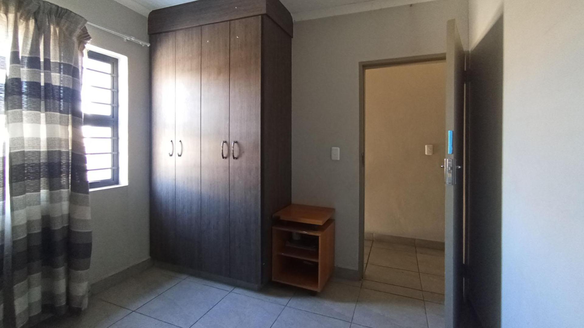 Bed Room 1 - 10 square meters of property in Andeon