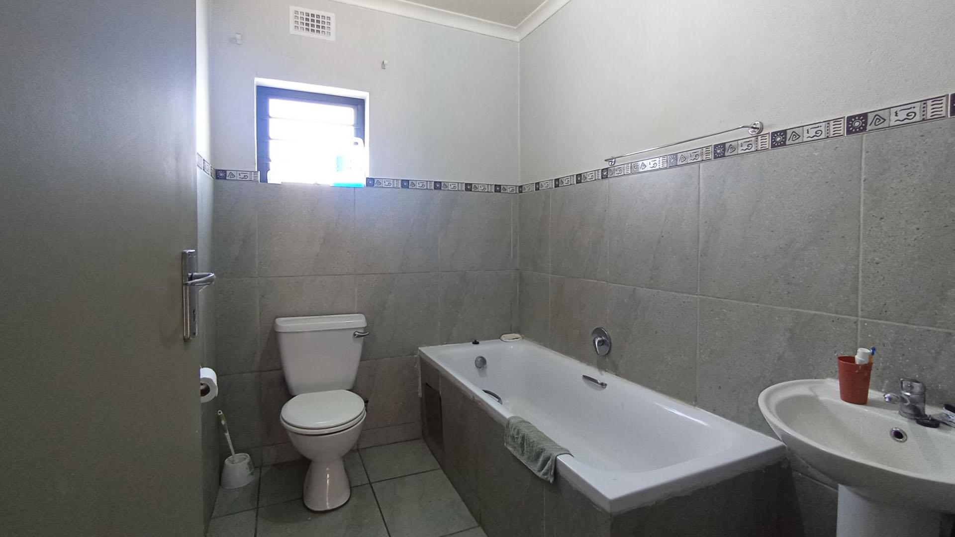 Bathroom 1 - 4 square meters of property in Andeon