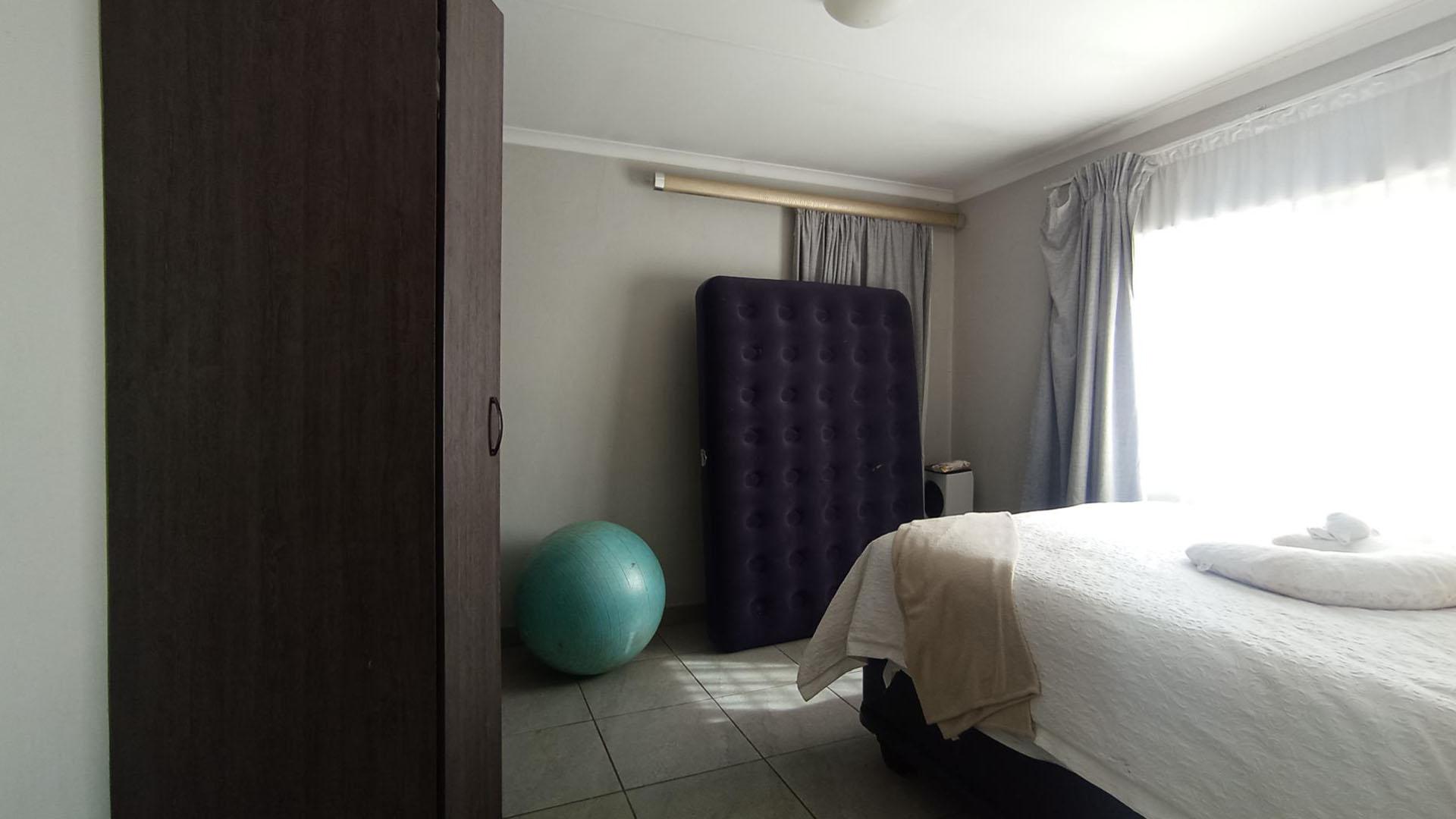 Main Bedroom - 17 square meters of property in Andeon