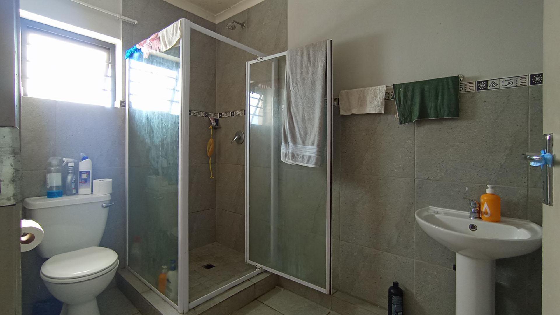 Main Bathroom - 5 square meters of property in Andeon