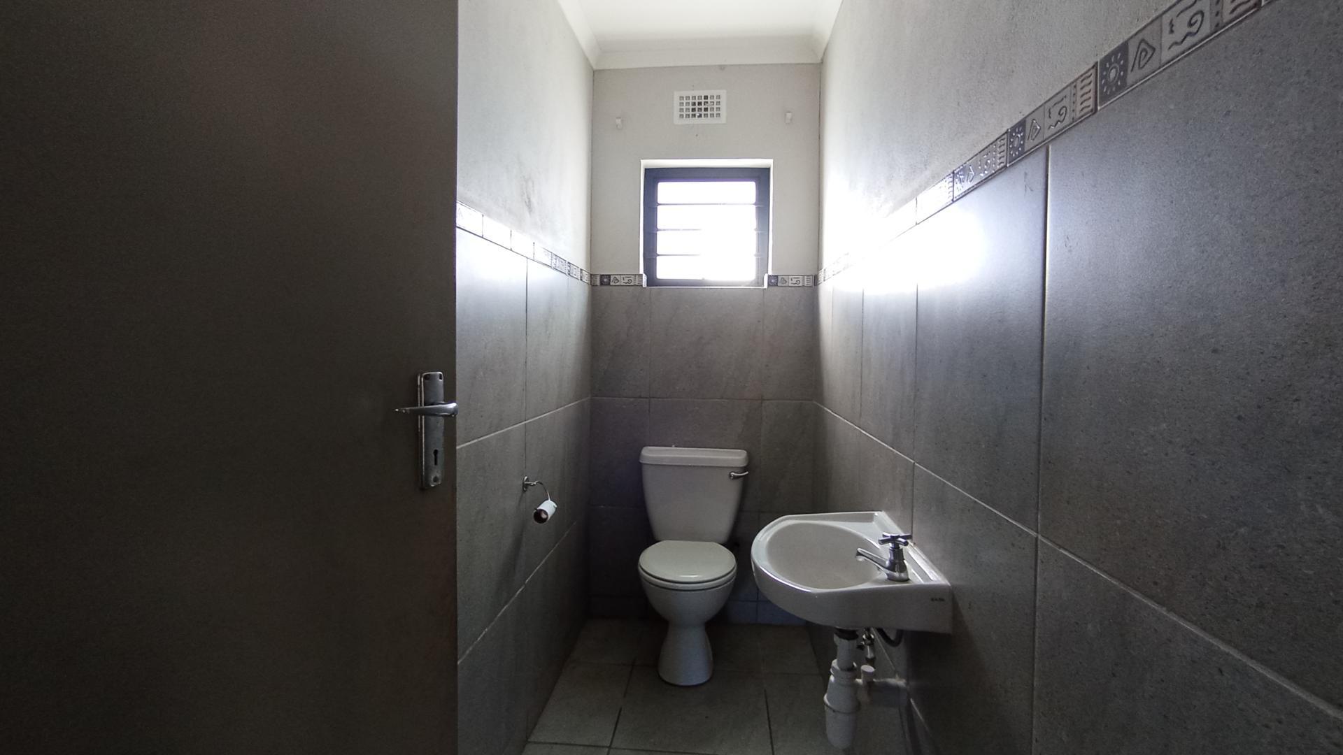 Guest Toilet - 3 square meters of property in Andeon