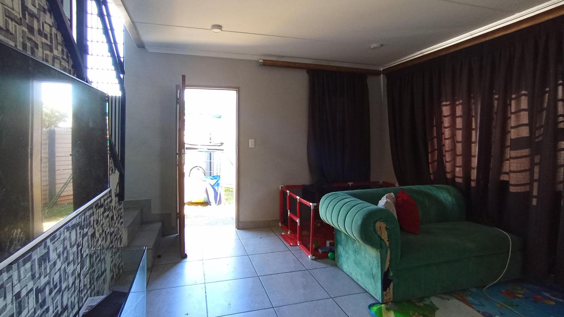 Lounges - 26 square meters of property in Andeon