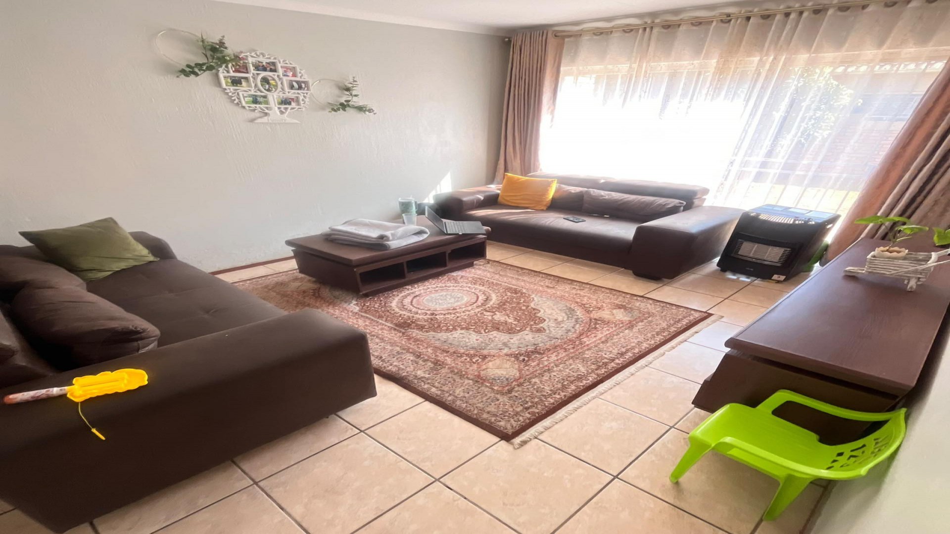 Lounges of property in Heuwelsig Estate