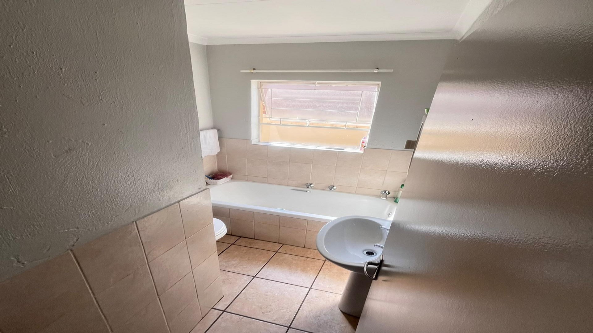 Bathroom 1 of property in Heuwelsig Estate