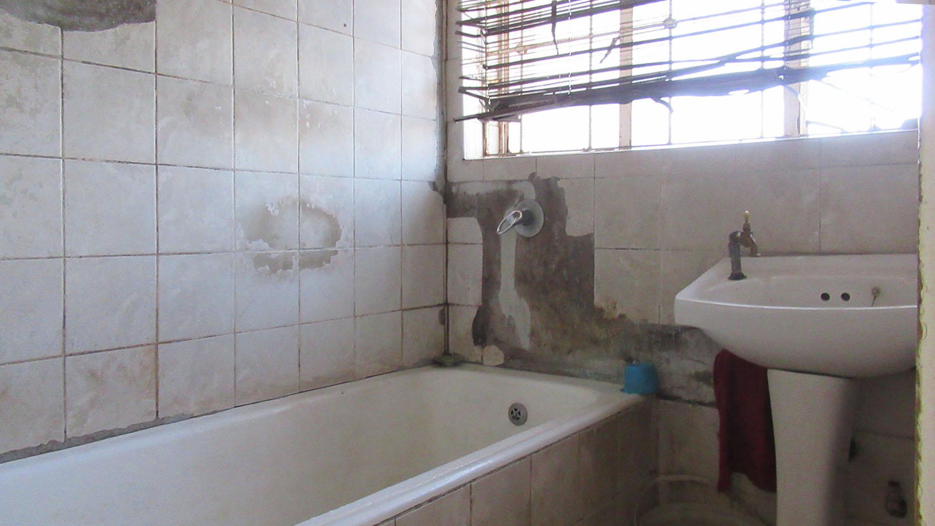 Bathroom 1 - 4 square meters of property in Bellevue