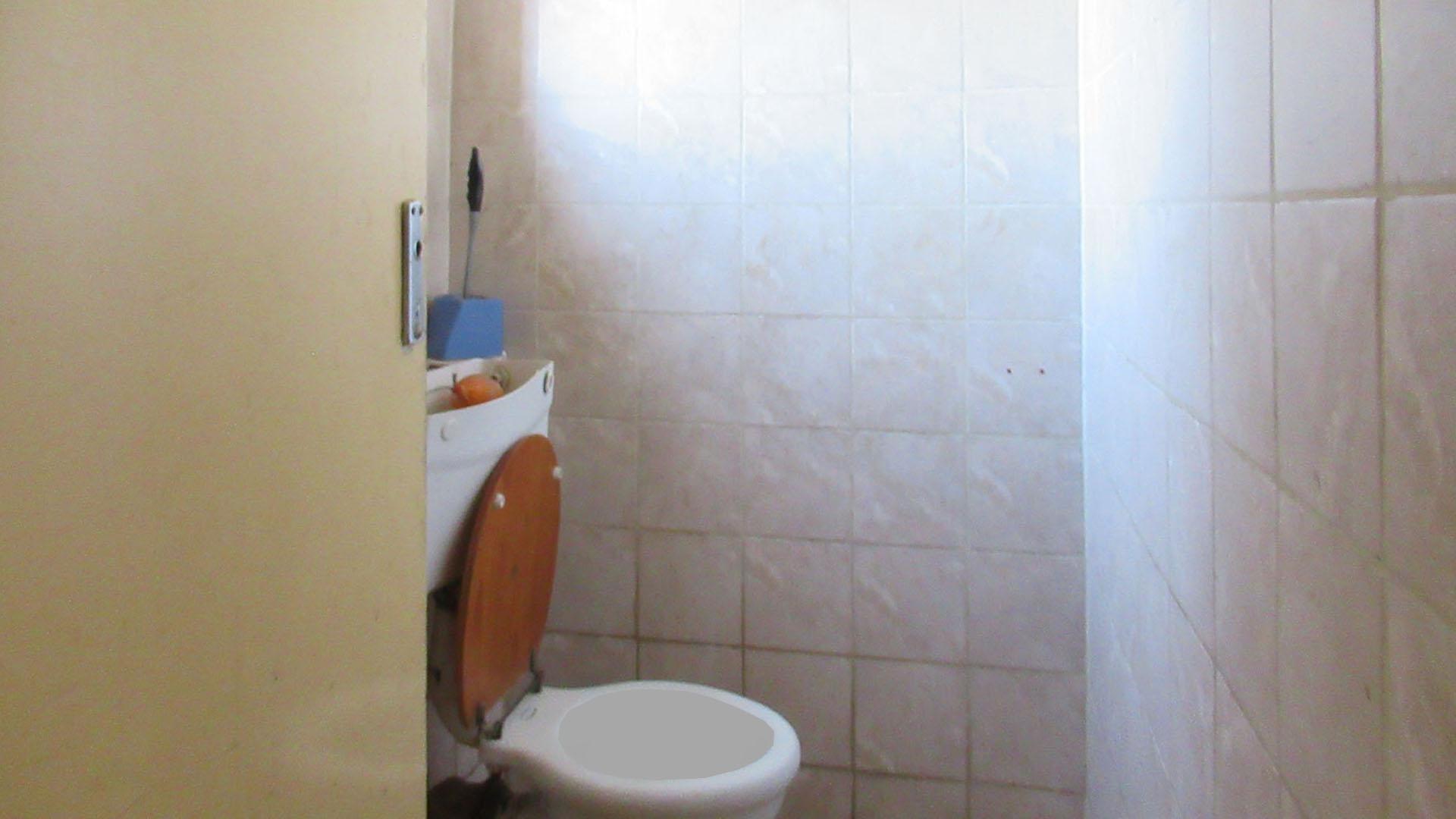 Bathroom 2 - 3 square meters of property in Bellevue