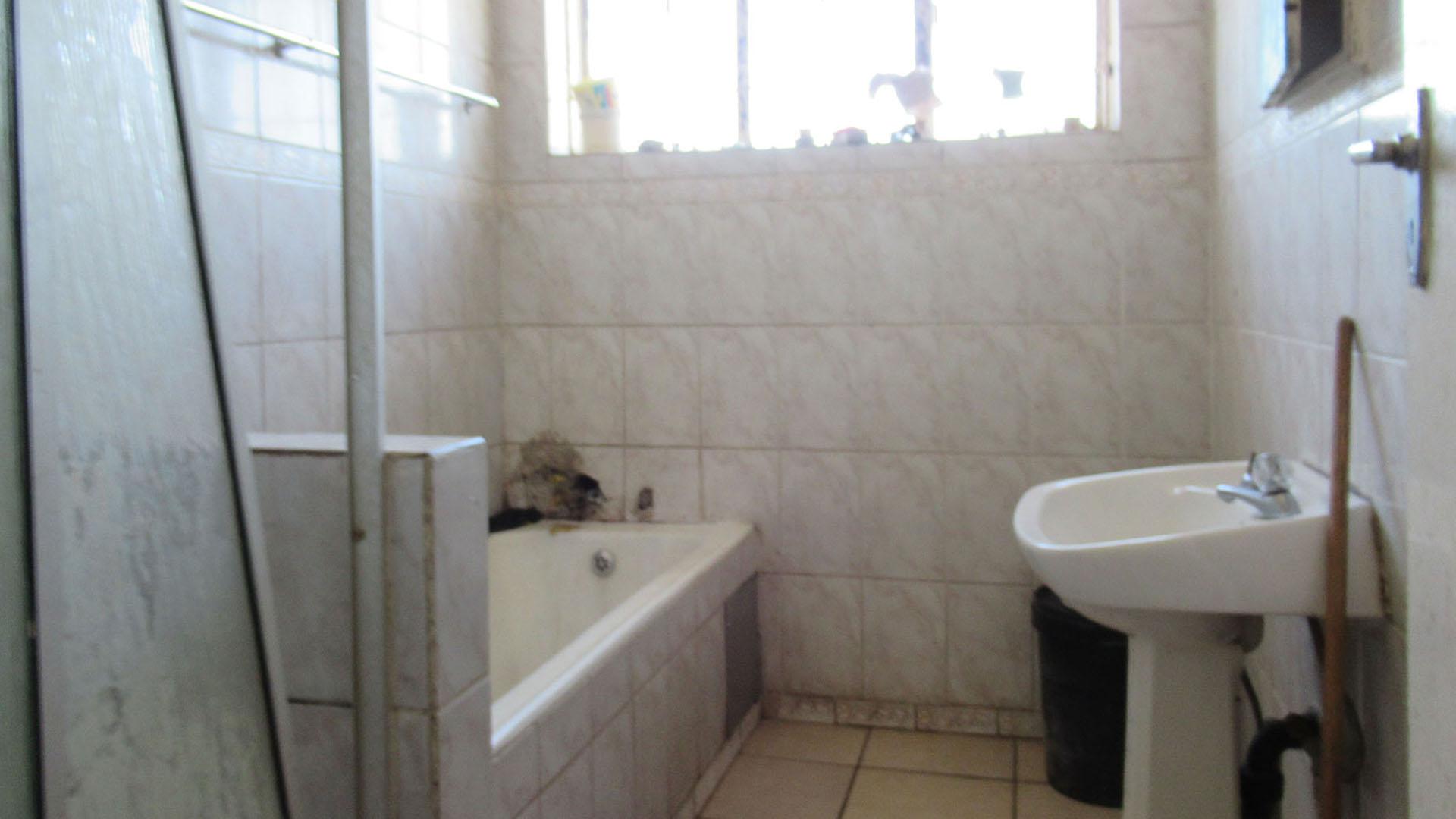 Bathroom 3+ - 7 square meters of property in Bellevue