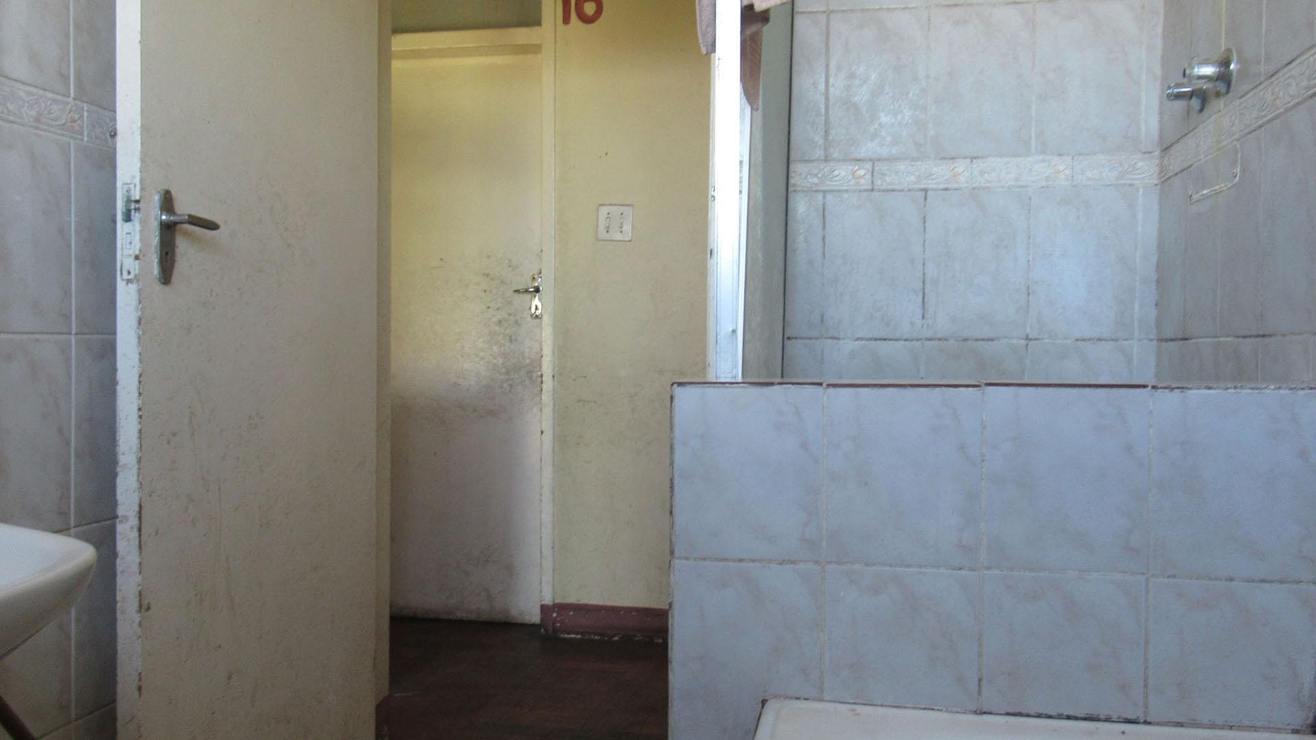 Bathroom 3+ - 7 square meters of property in Bellevue