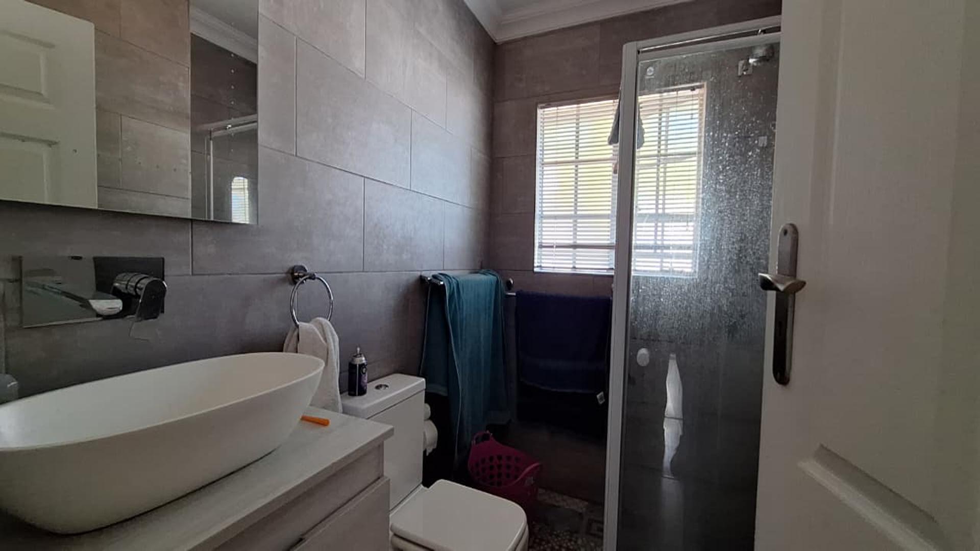 Bathroom 1 - 5 square meters of property in Beyers Park
