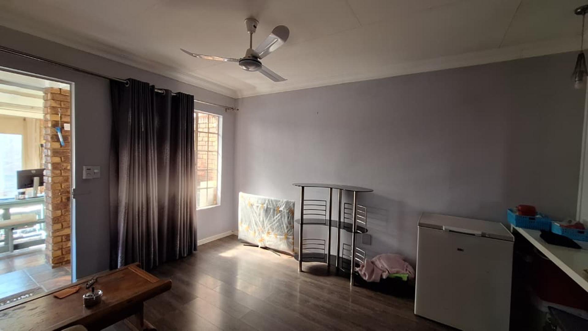 Lounges - 22 square meters of property in Beyers Park