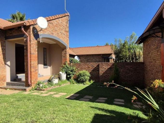 2 Bedroom Sectional Title for Sale For Sale in Mooikloof Ridge - MR712334