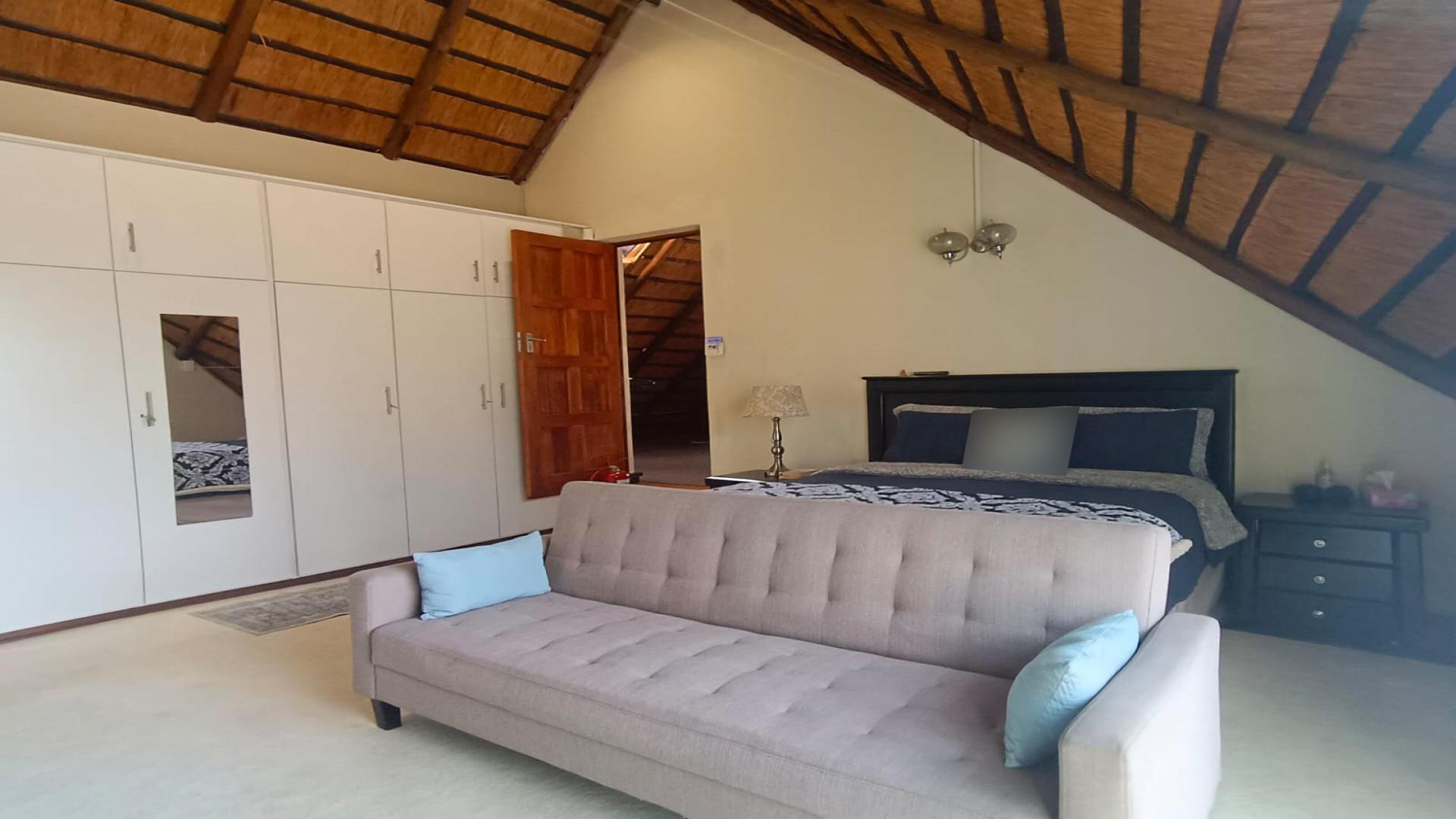 Bed Room 1 of property in Weltevreden Park