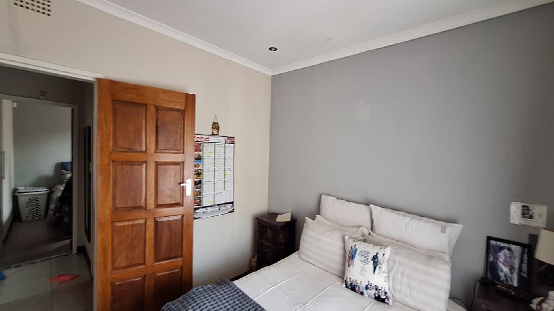 Bed Room 2 - 19 square meters of property in Weltevreden Park