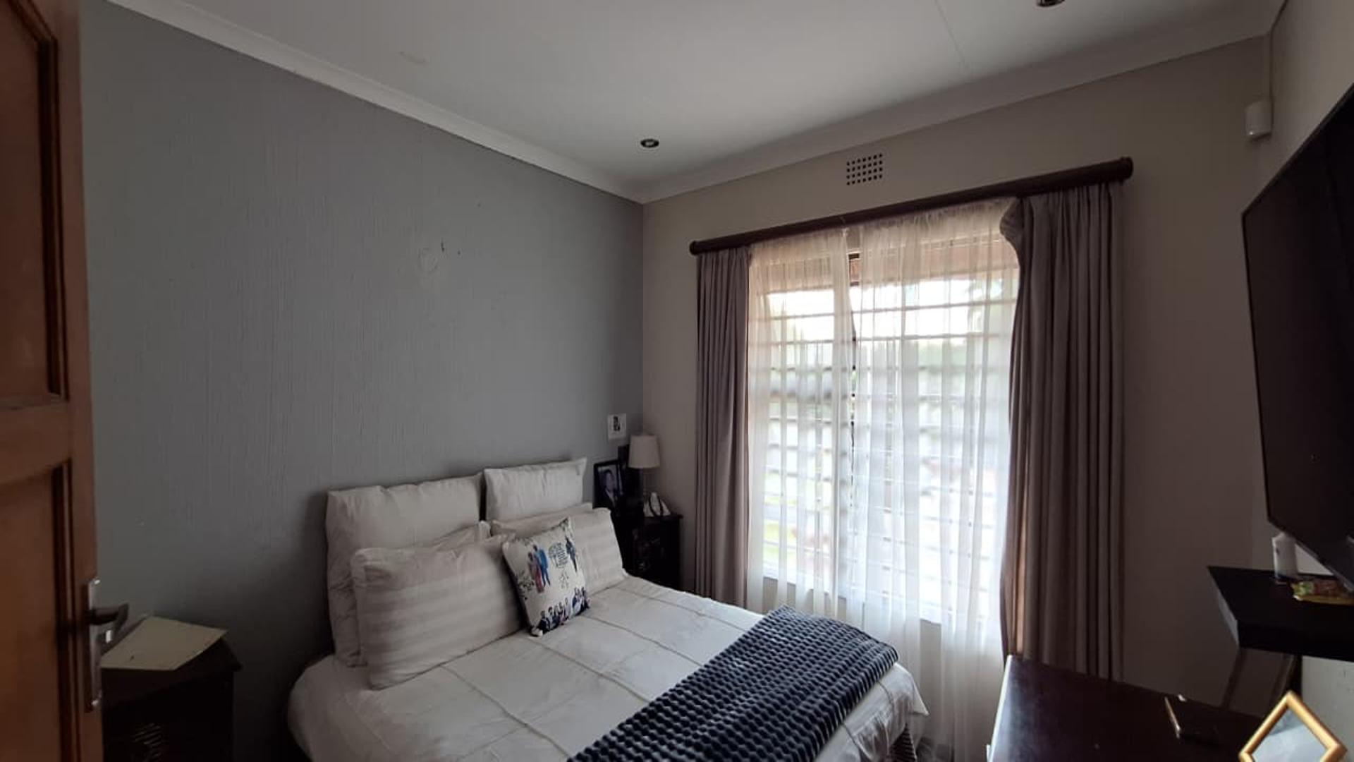 Bed Room 2 - 19 square meters of property in Weltevreden Park