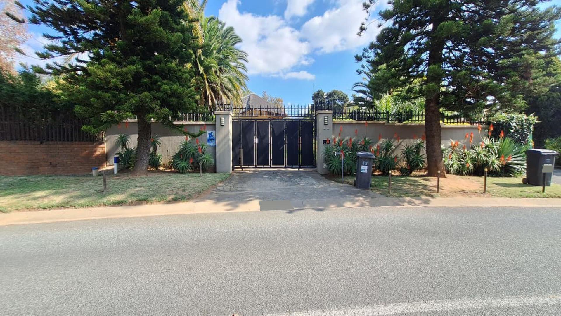 Front View of property in Weltevreden Park