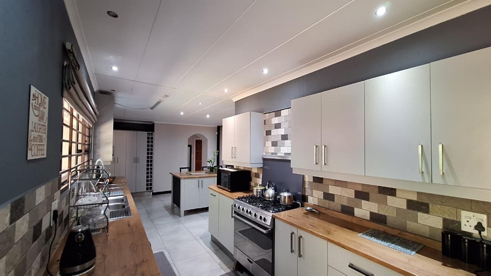 Kitchen - 46 square meters of property in Weltevreden Park