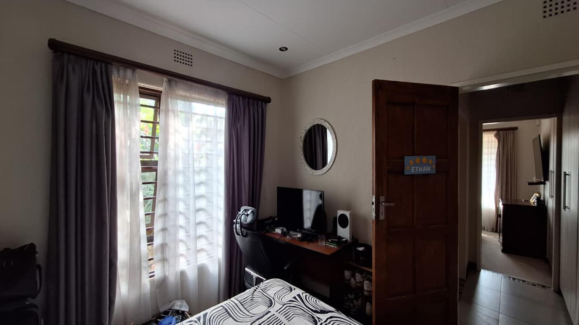 Bed Room 1 - 14 square meters of property in Weltevreden Park