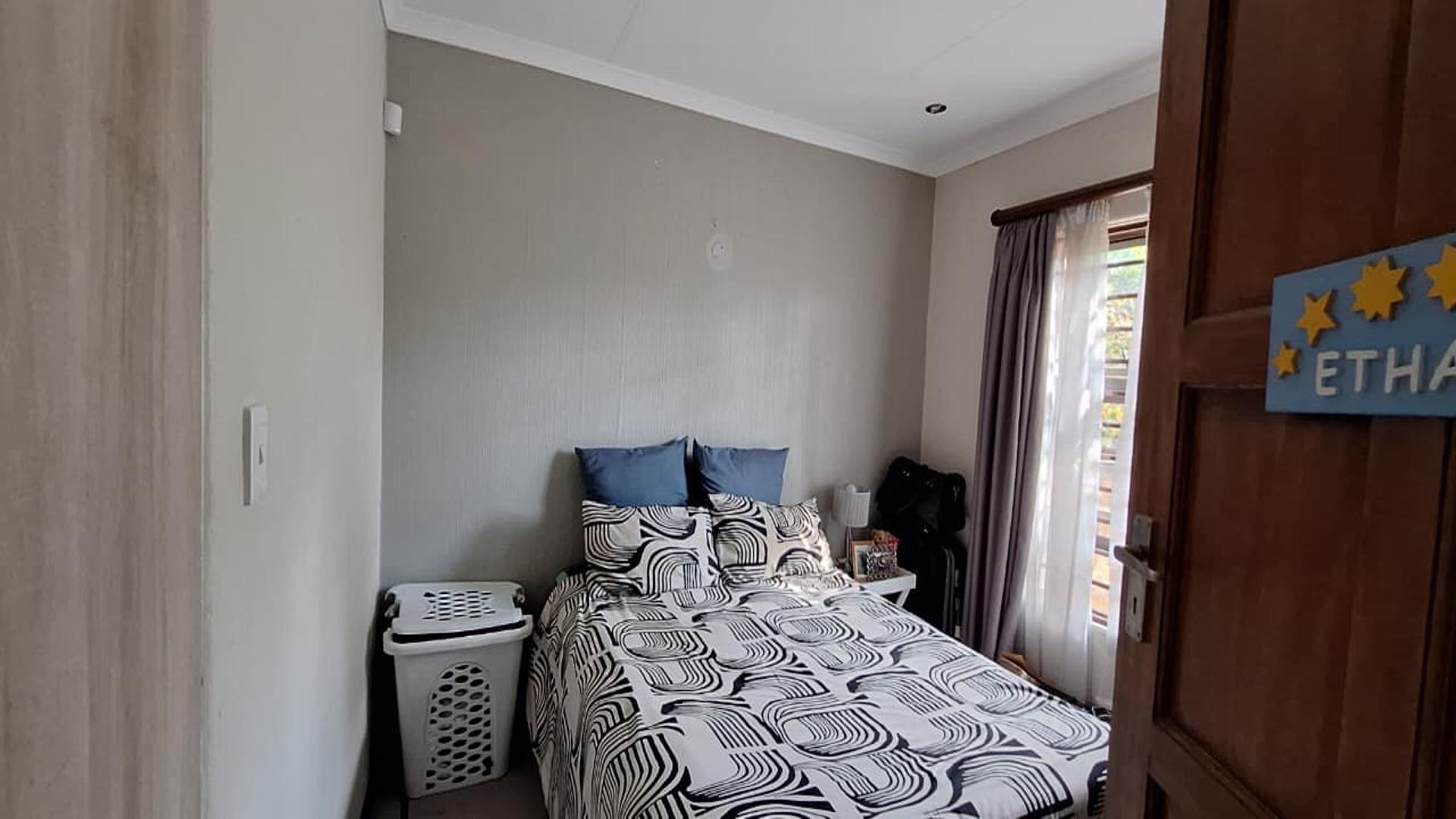 Bed Room 1 - 14 square meters of property in Weltevreden Park