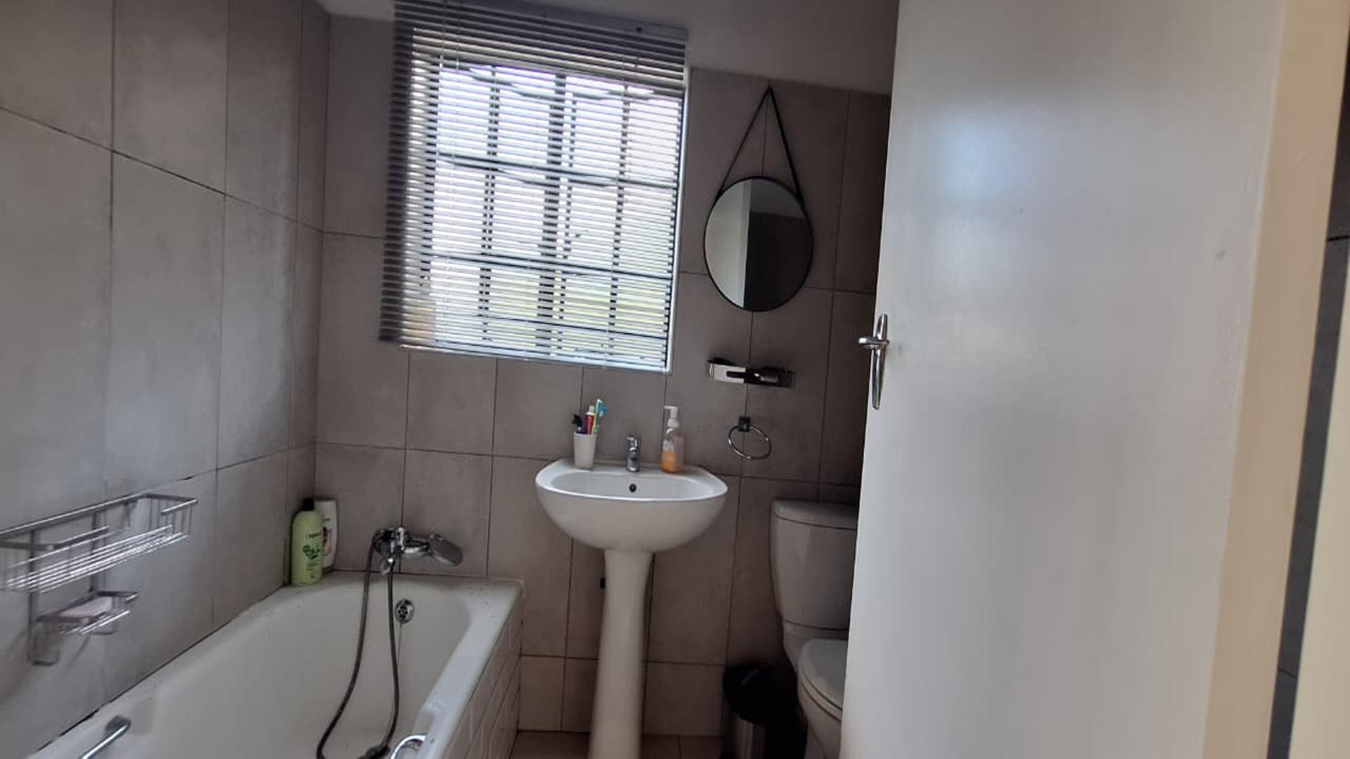 Main Bathroom - 5 square meters of property in Weltevreden Park