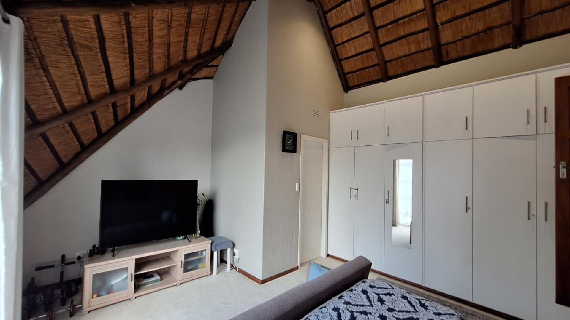 Main Bedroom - 27 square meters of property in Weltevreden Park