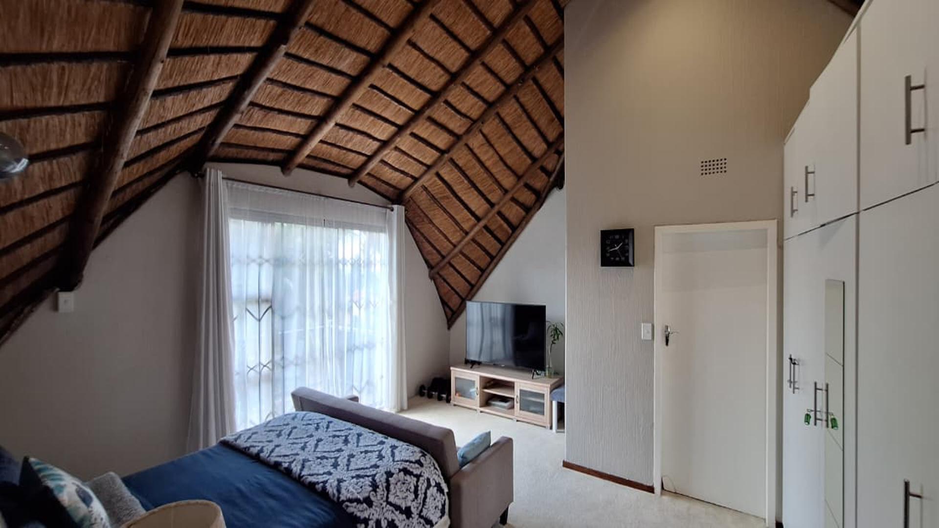 Main Bedroom - 27 square meters of property in Weltevreden Park