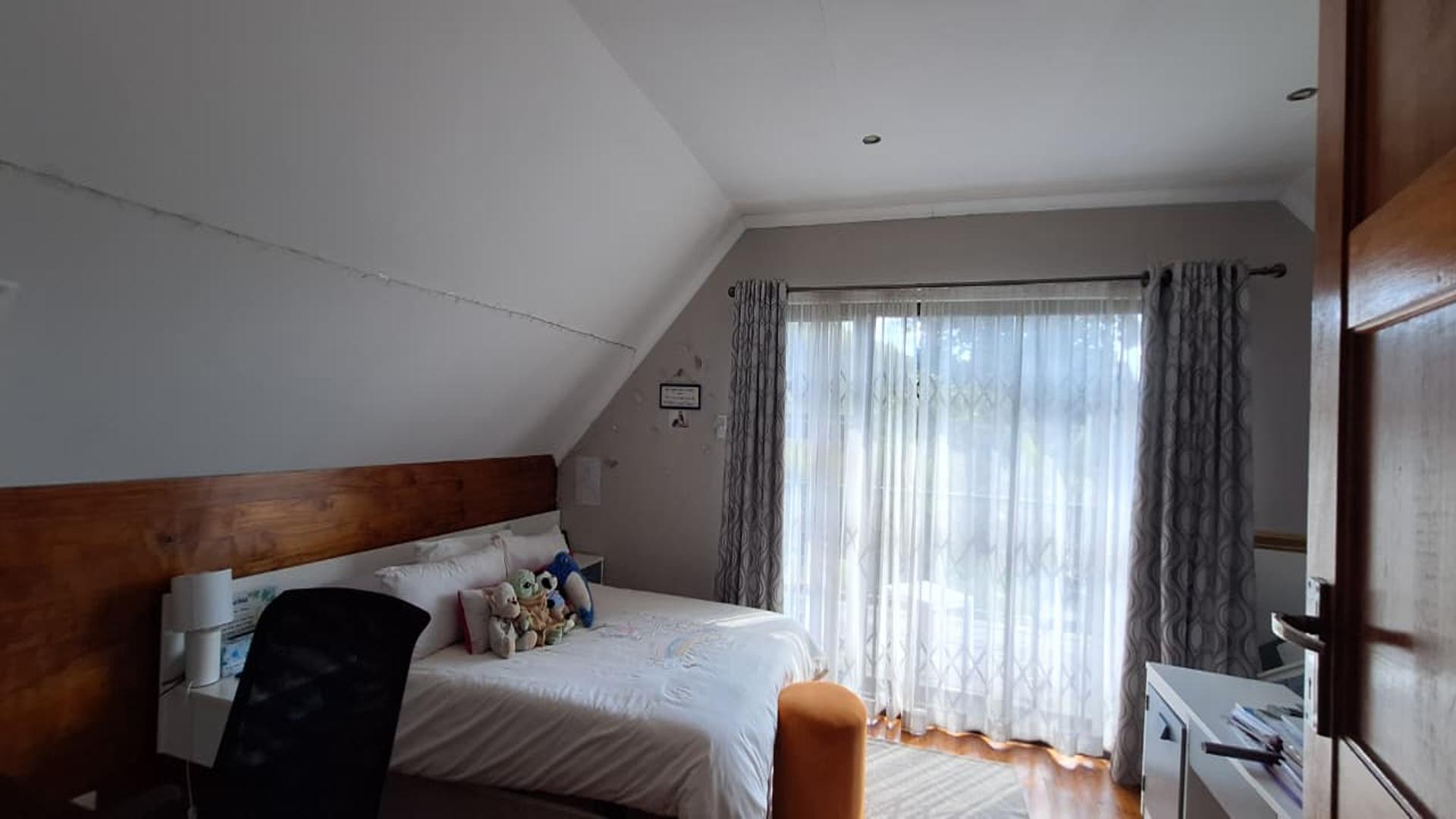 Bed Room 3 - 23 square meters of property in Weltevreden Park