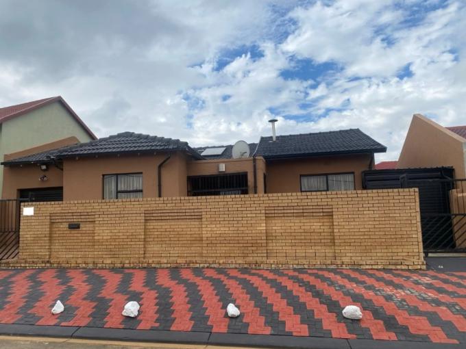 3 Bedroom House for Sale For Sale in Eldorado Park AH - MR712373