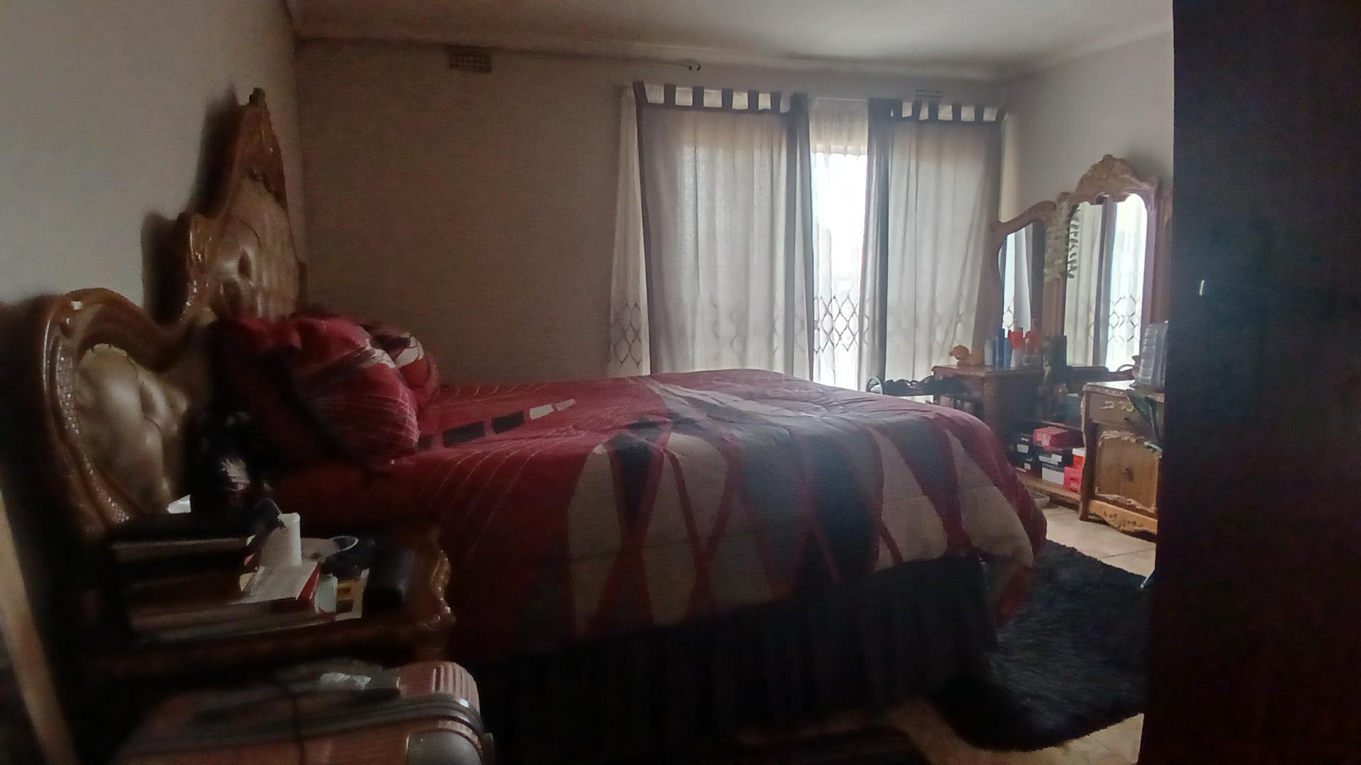 Bed Room 1 of property in Temba