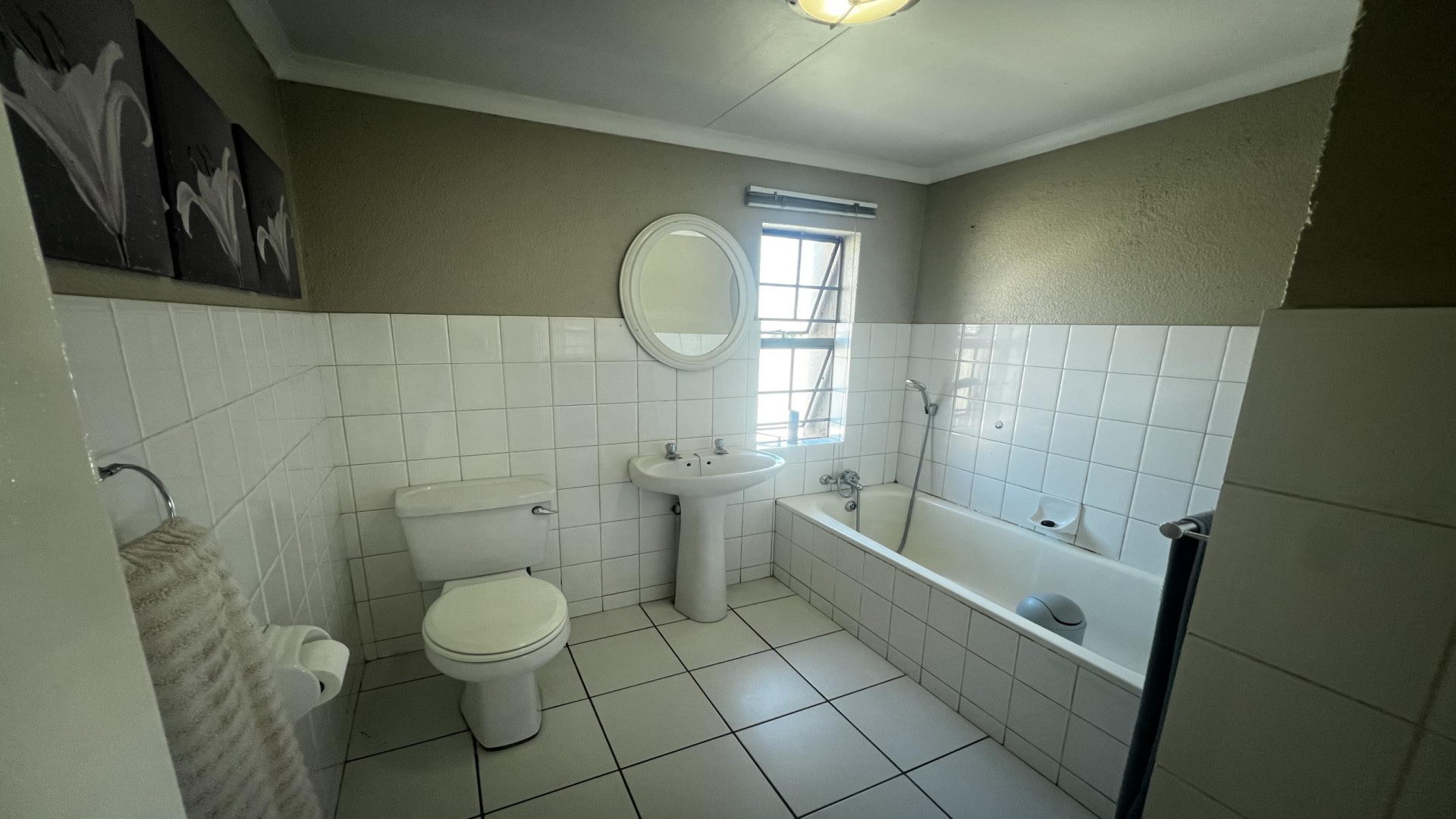 Bathroom 2 of property in Lakefield