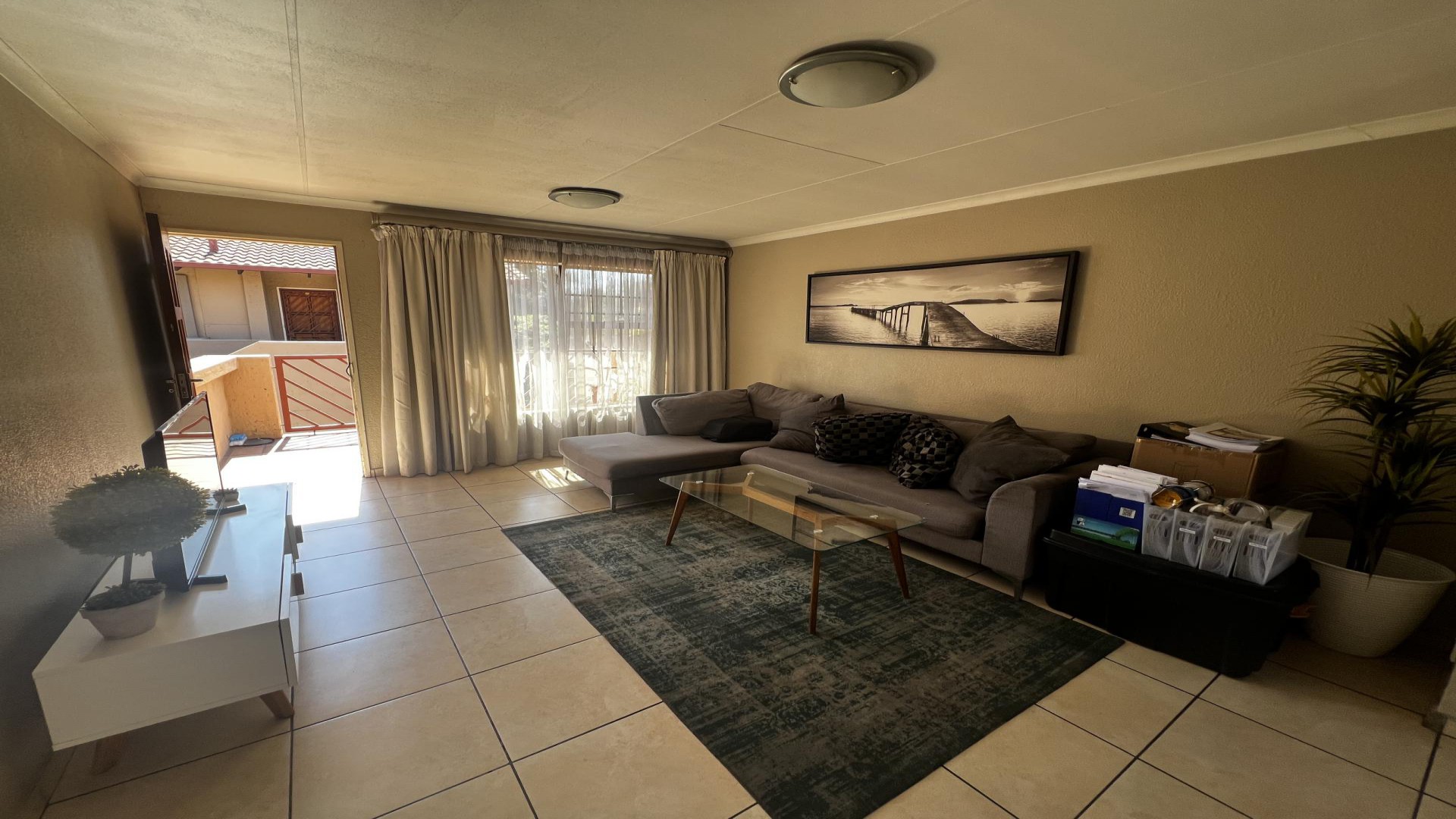 Lounges of property in Lakefield