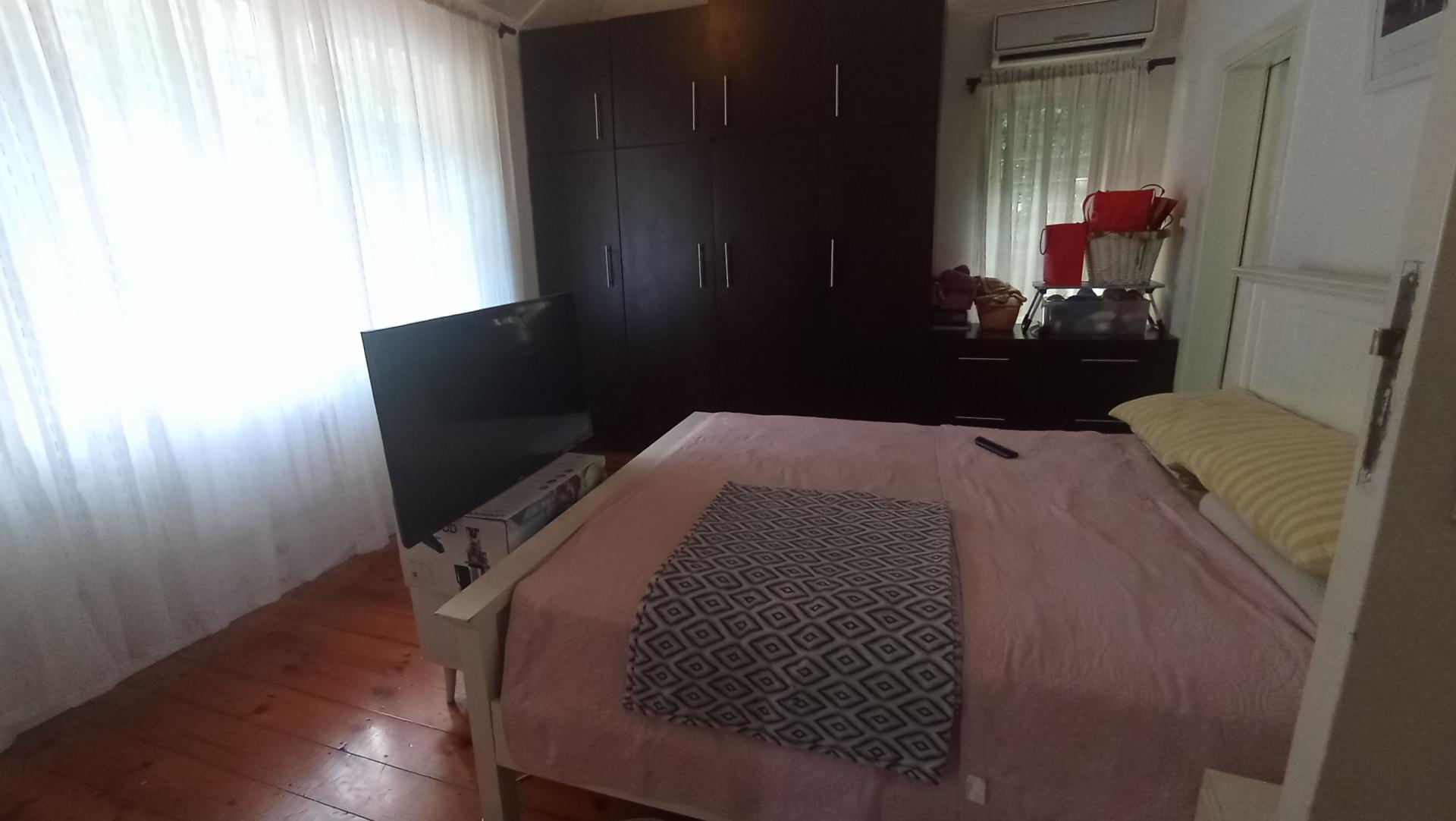 Main Bedroom of property in Bulwer (Dbn)