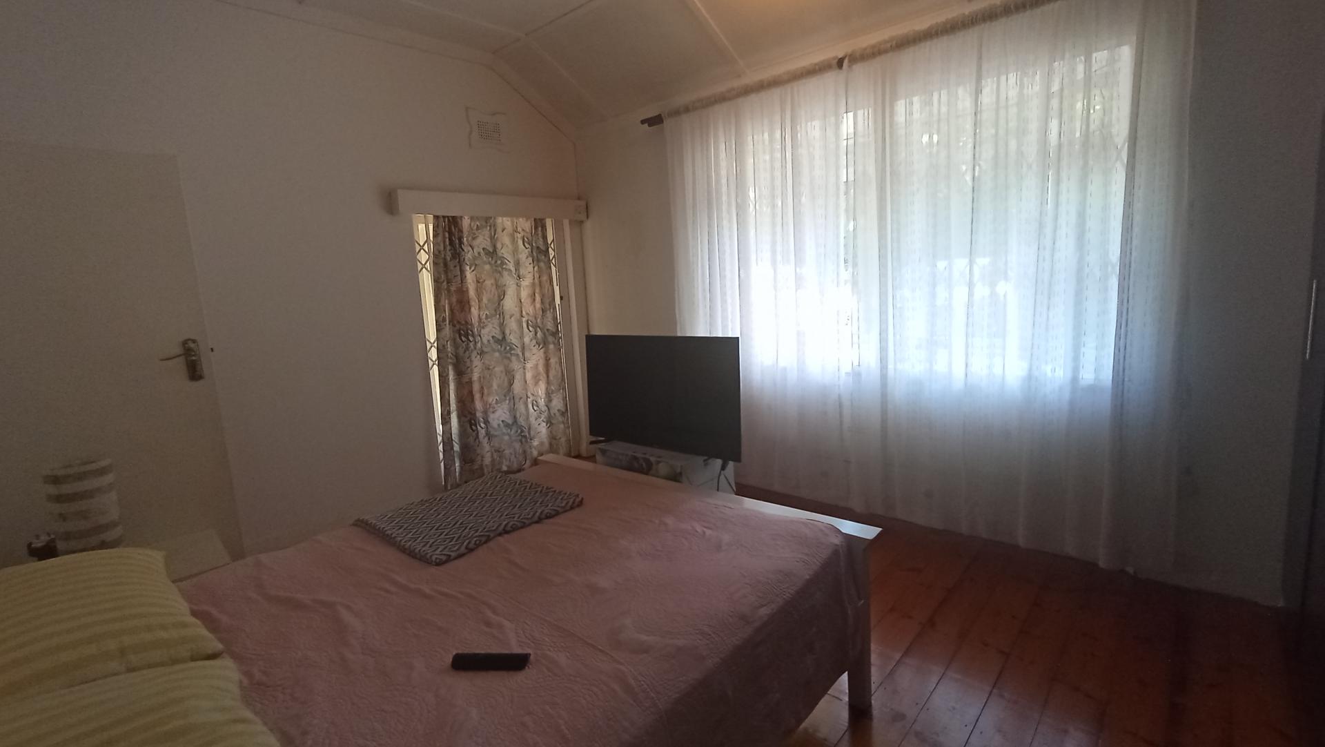 Main Bedroom of property in Bulwer (Dbn)