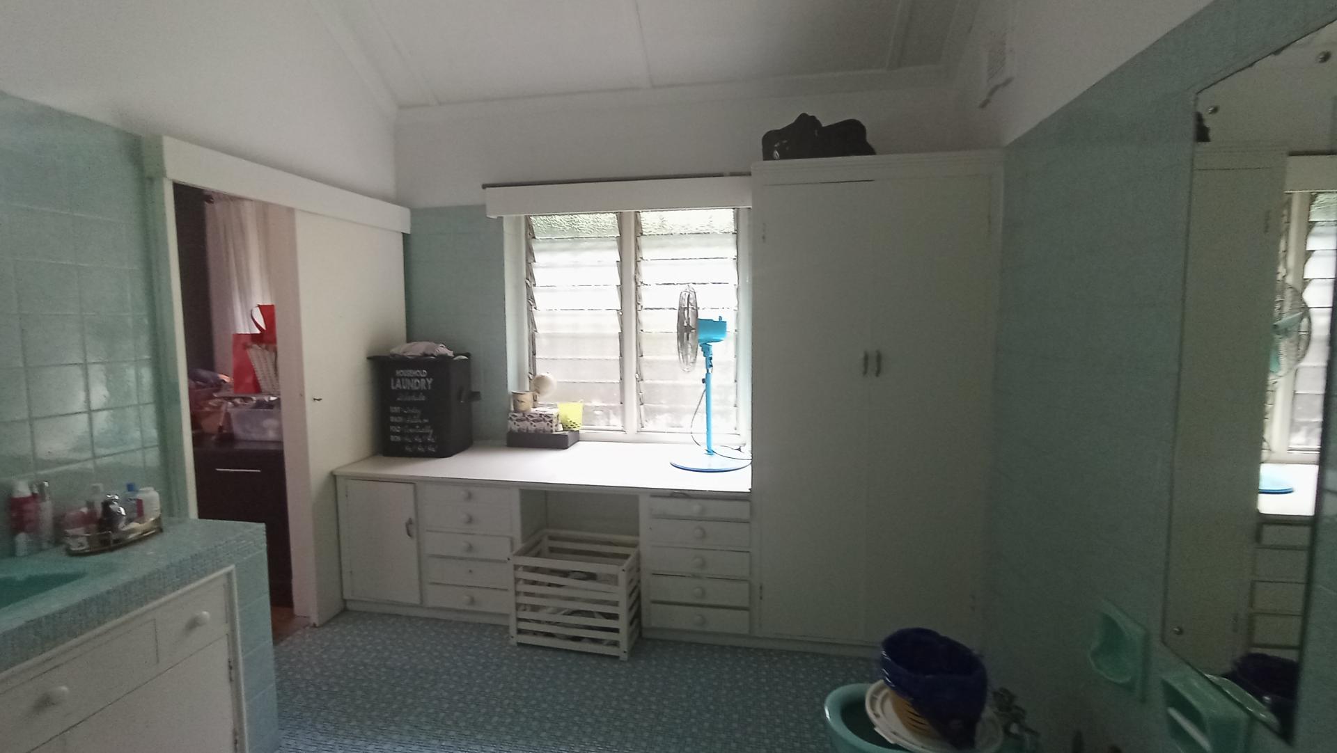 Main Bathroom of property in Bulwer (Dbn)