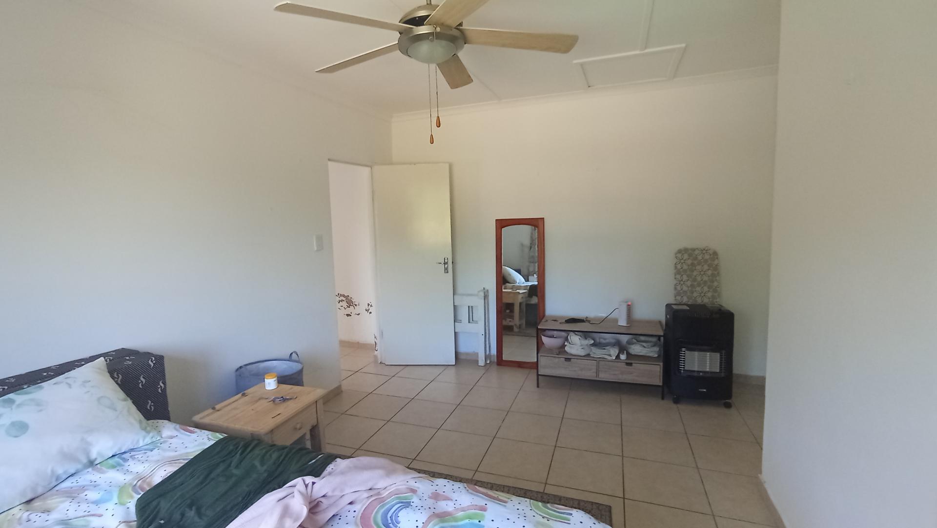 Bed Room 1 - 24 square meters of property in Bulwer (Dbn)