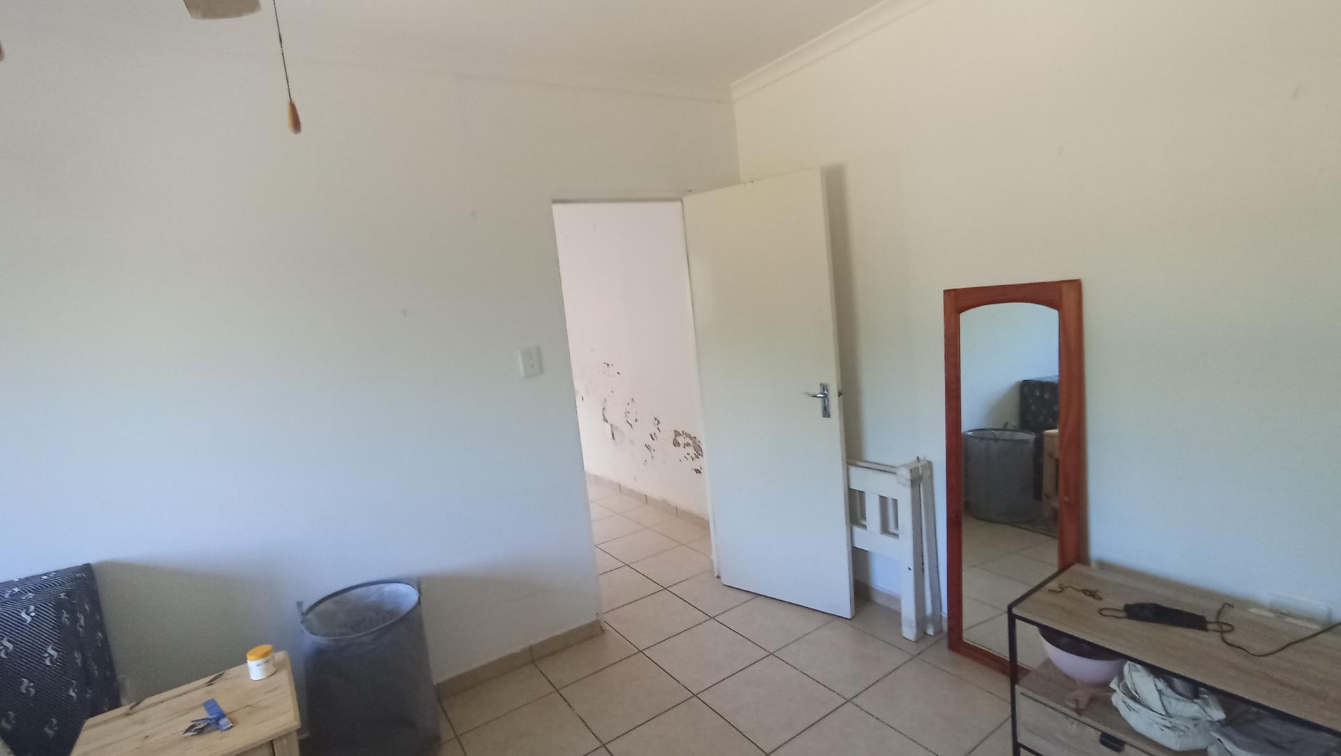 Bed Room 1 - 24 square meters of property in Bulwer (Dbn)